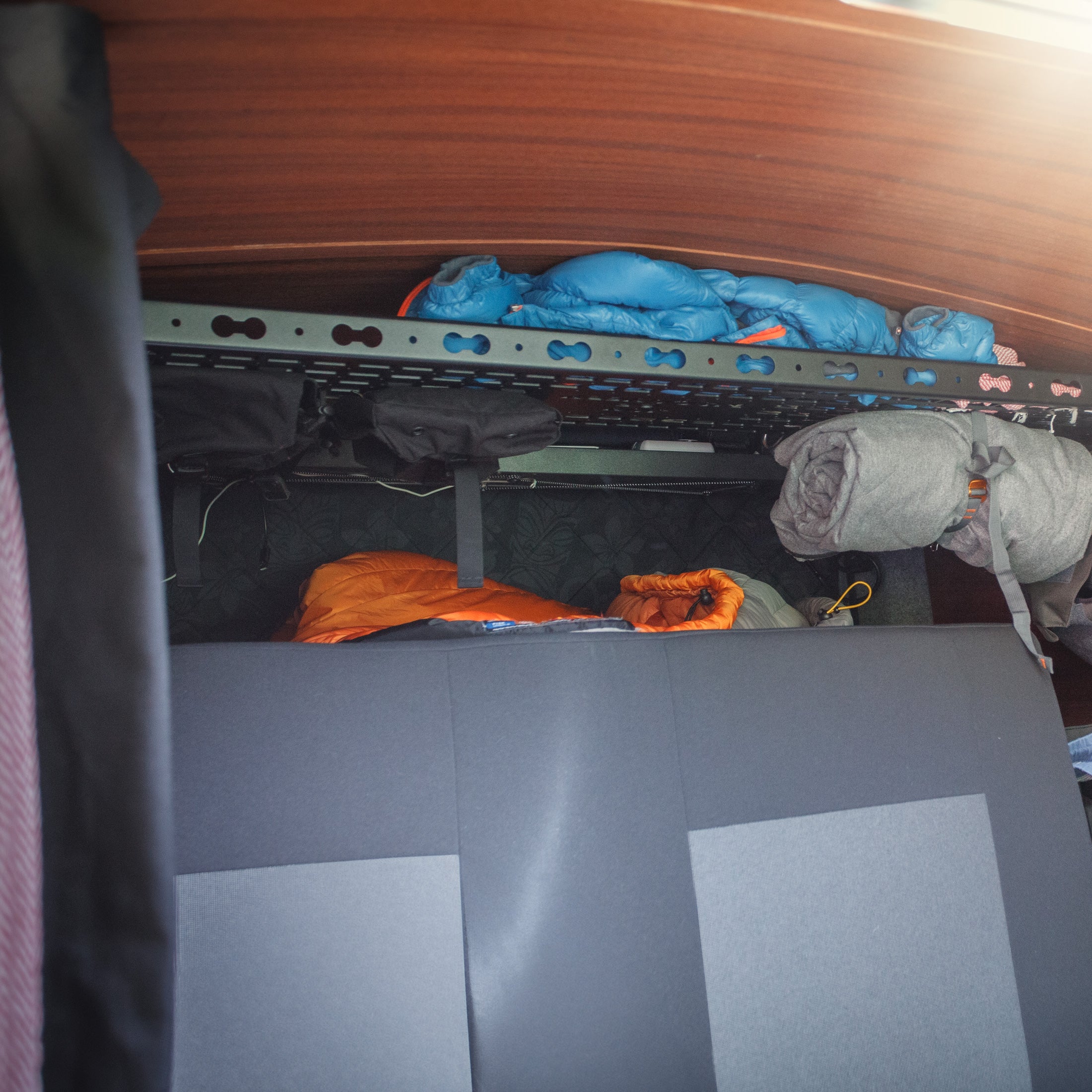Mehr Stauraum. Mehr Ordnung. – 1. geländetaugliches Deckenregal für deinen VW Transporter T5/T6