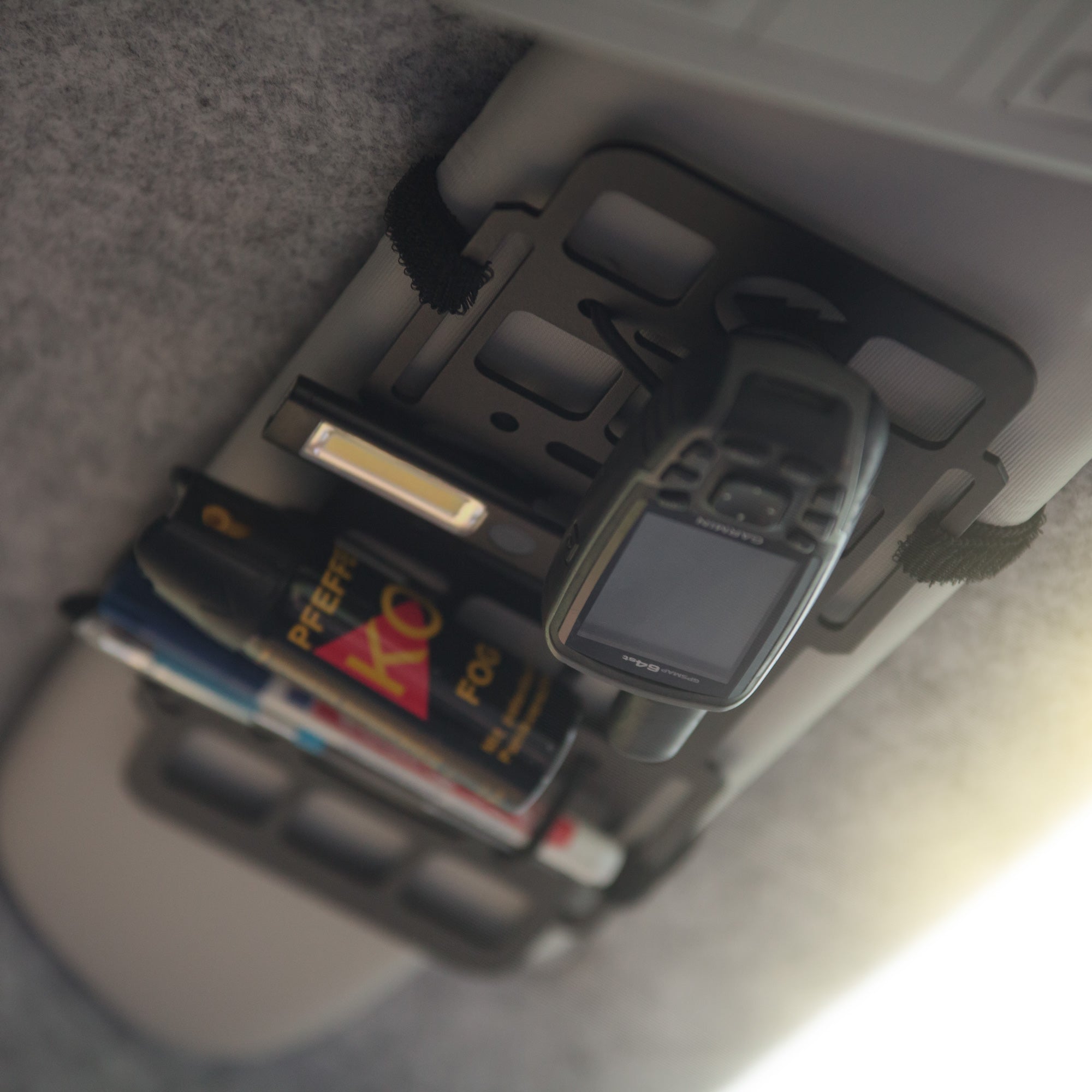 Stuff-Board Sunshield – das universelle, klapperfreie Molle-Stauraumsystem für die Sonnenblende # VW Bus & Campervan