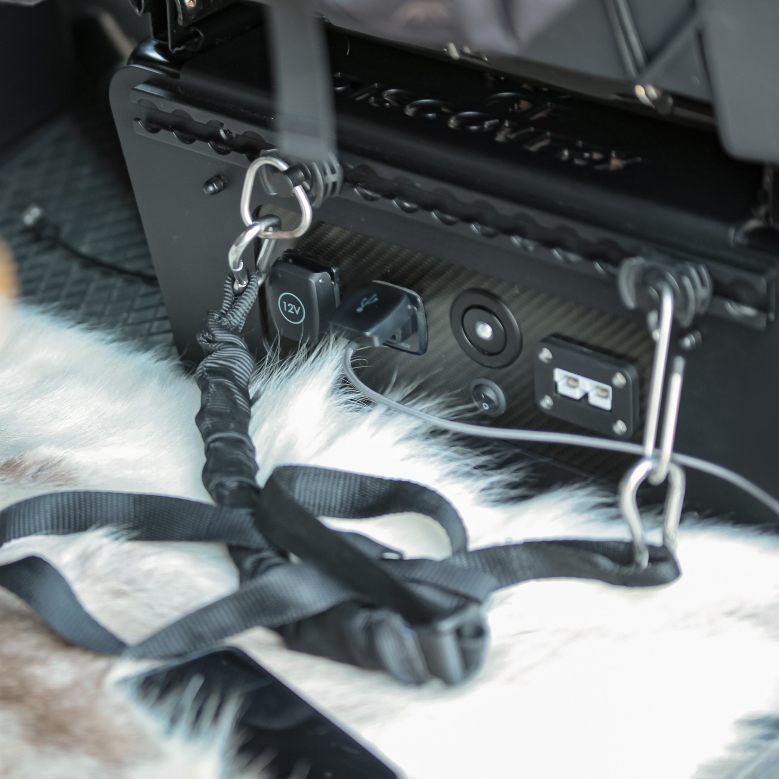 Sitzkonsolenverkleidung mit Elektrik Panel beim VW T5/T6 aus Aluminium und Carbon – Joy of Discovery