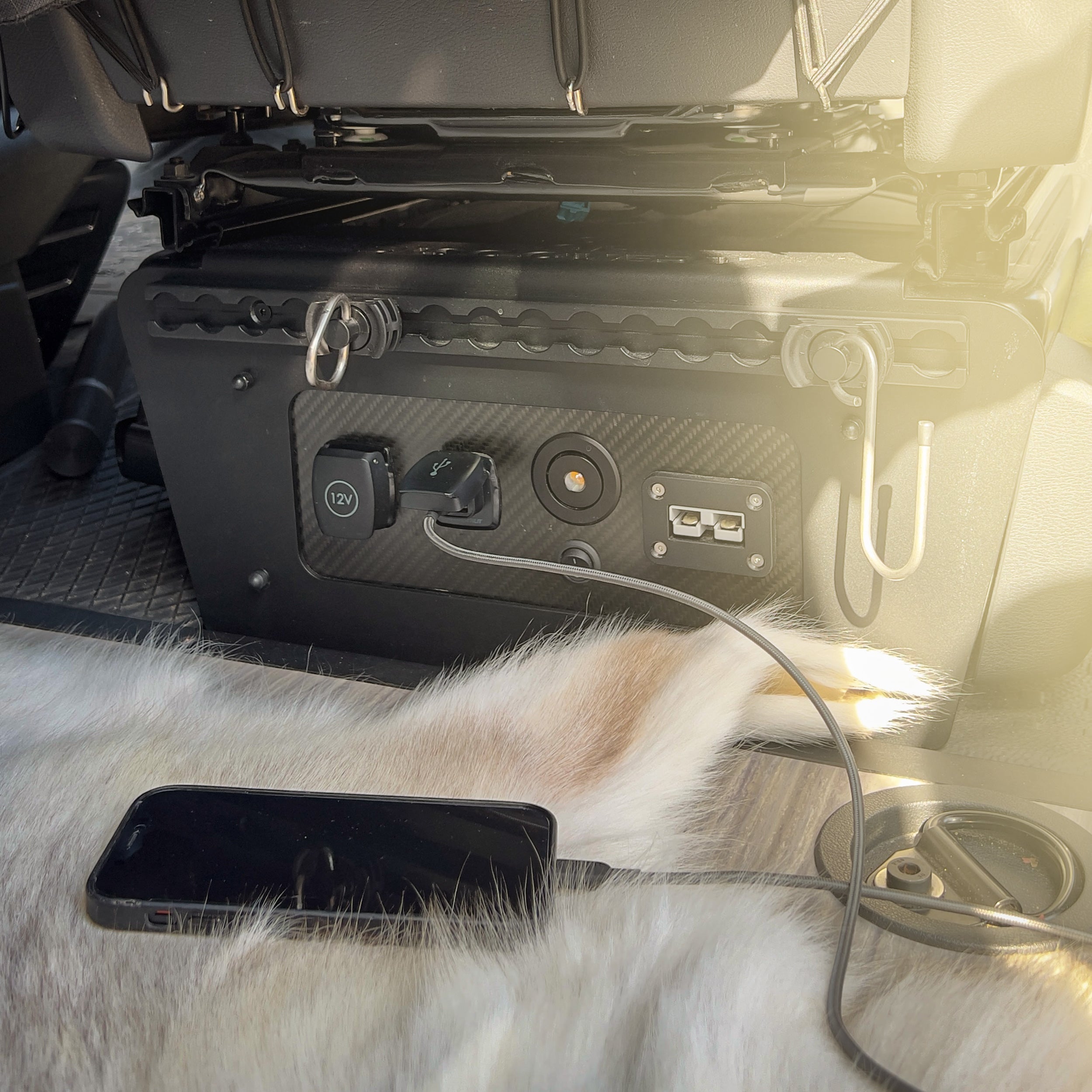 Sitzkonsolenverkleidung mit Elektrik Panel beim VW T5/T6 aus Aluminium und Carbon – Joy of Discovery