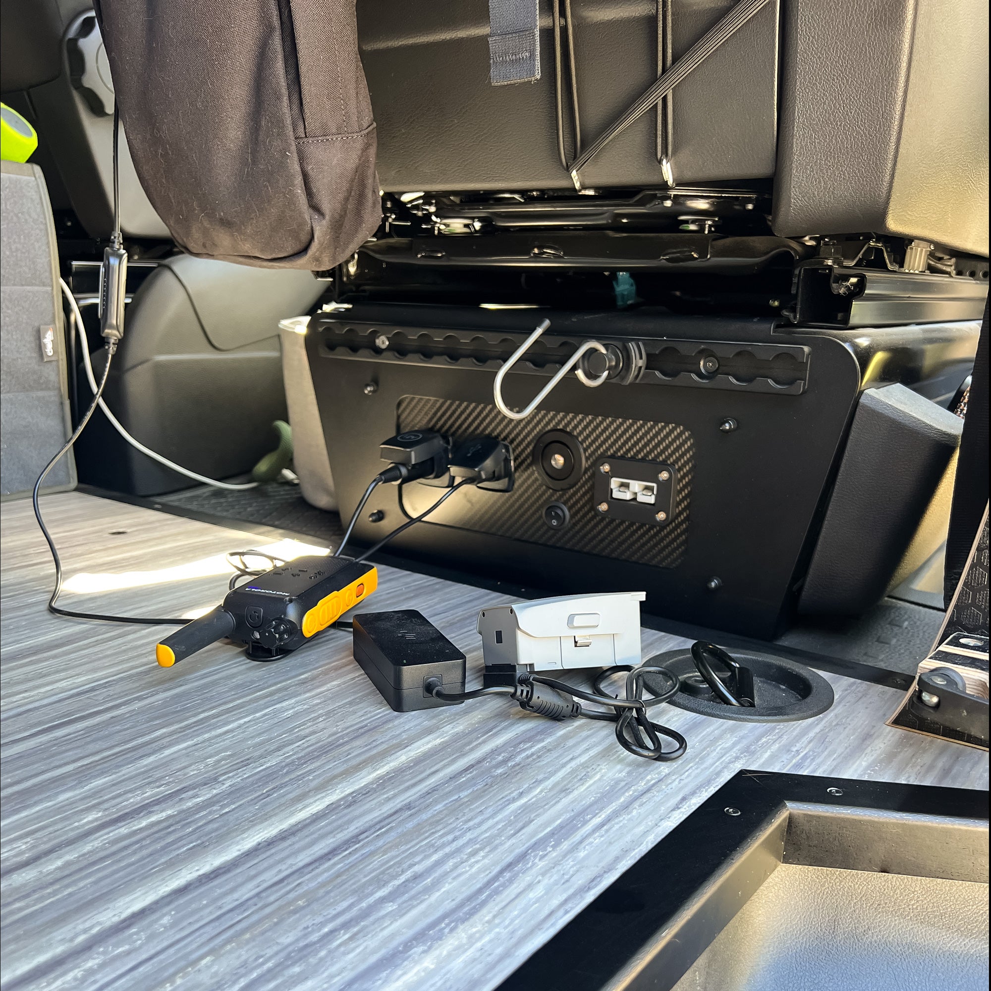 Sitzkonsolenverkleidung mit Elektro-Paket, Carbon-Panel & Airlineschiene # VW Bus T5, T6, T6.1