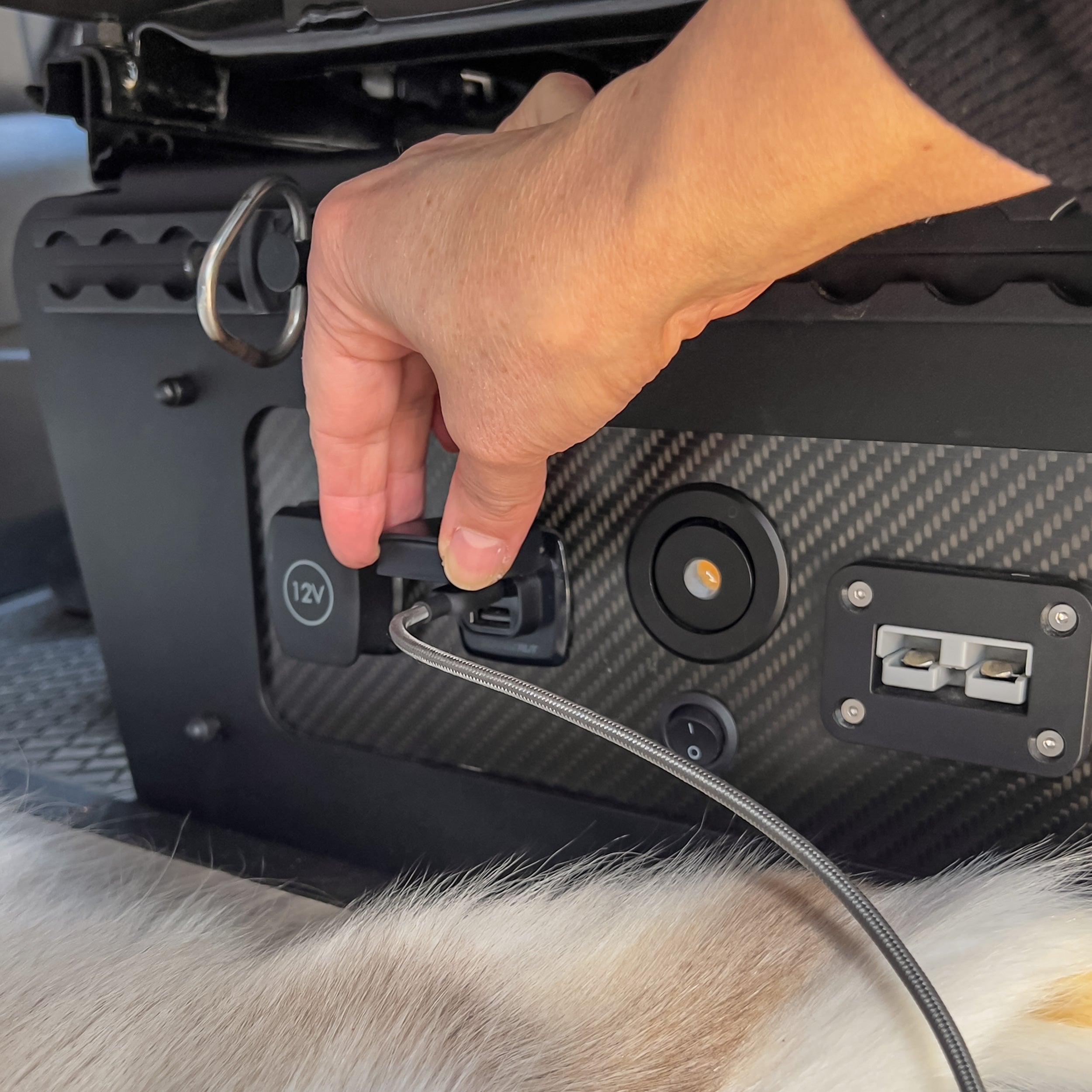 Sitzkonsolenverkleidung mit Elektrik Panel beim VW T5/T6 aus Aluminium und Carbon – Joy of Discovery