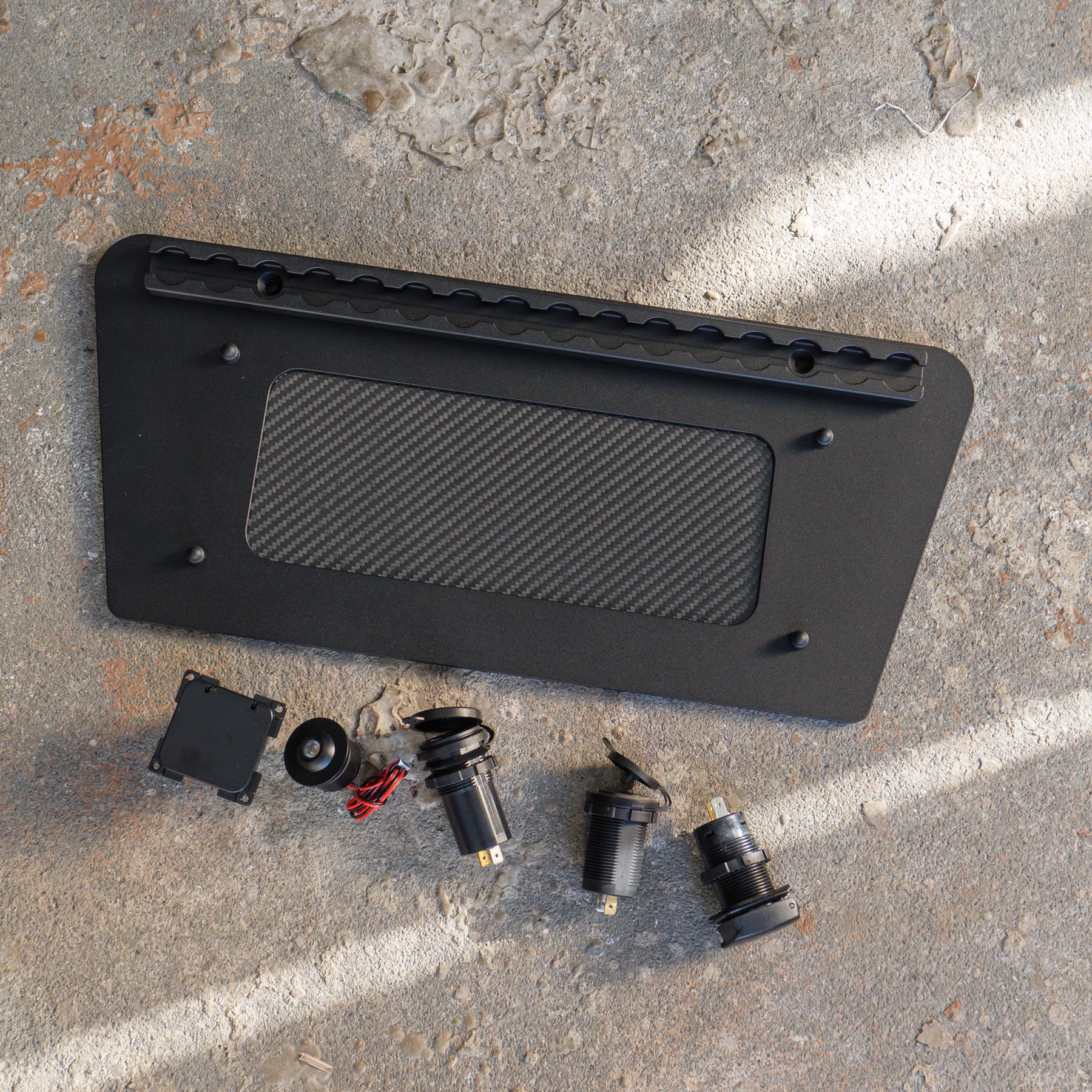 Sitzkonsolenverkleidung mit DIY-Carbon-Panel & Airlineschiene für Elektrik-Upgrade # VW T5, T6, T6.1