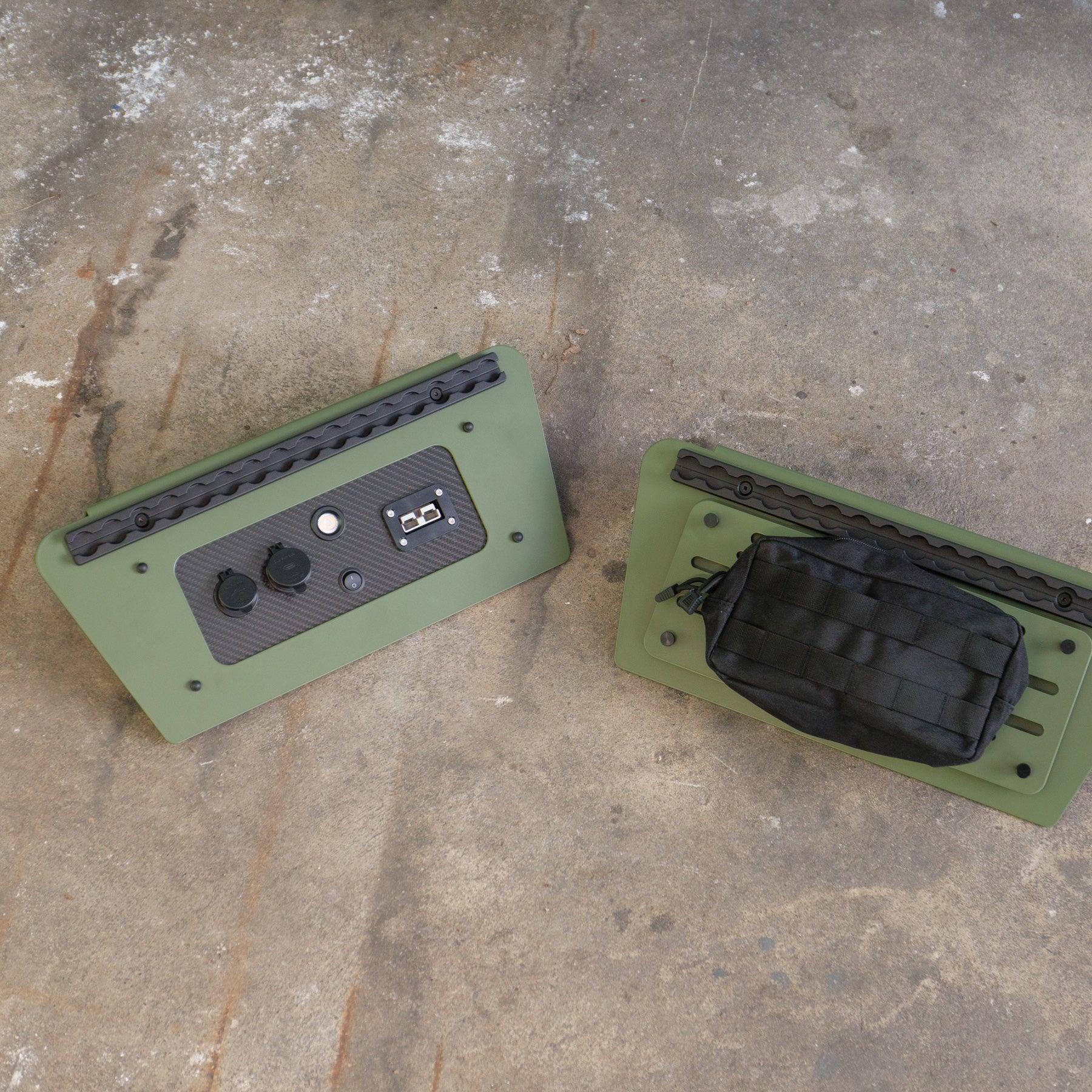 Sonderedition! 2er-Set Sitzkonsolenverkleidung in „Forestgreen“ – Molle- & Elektrik-Panel # VW T5, T6, T6.1