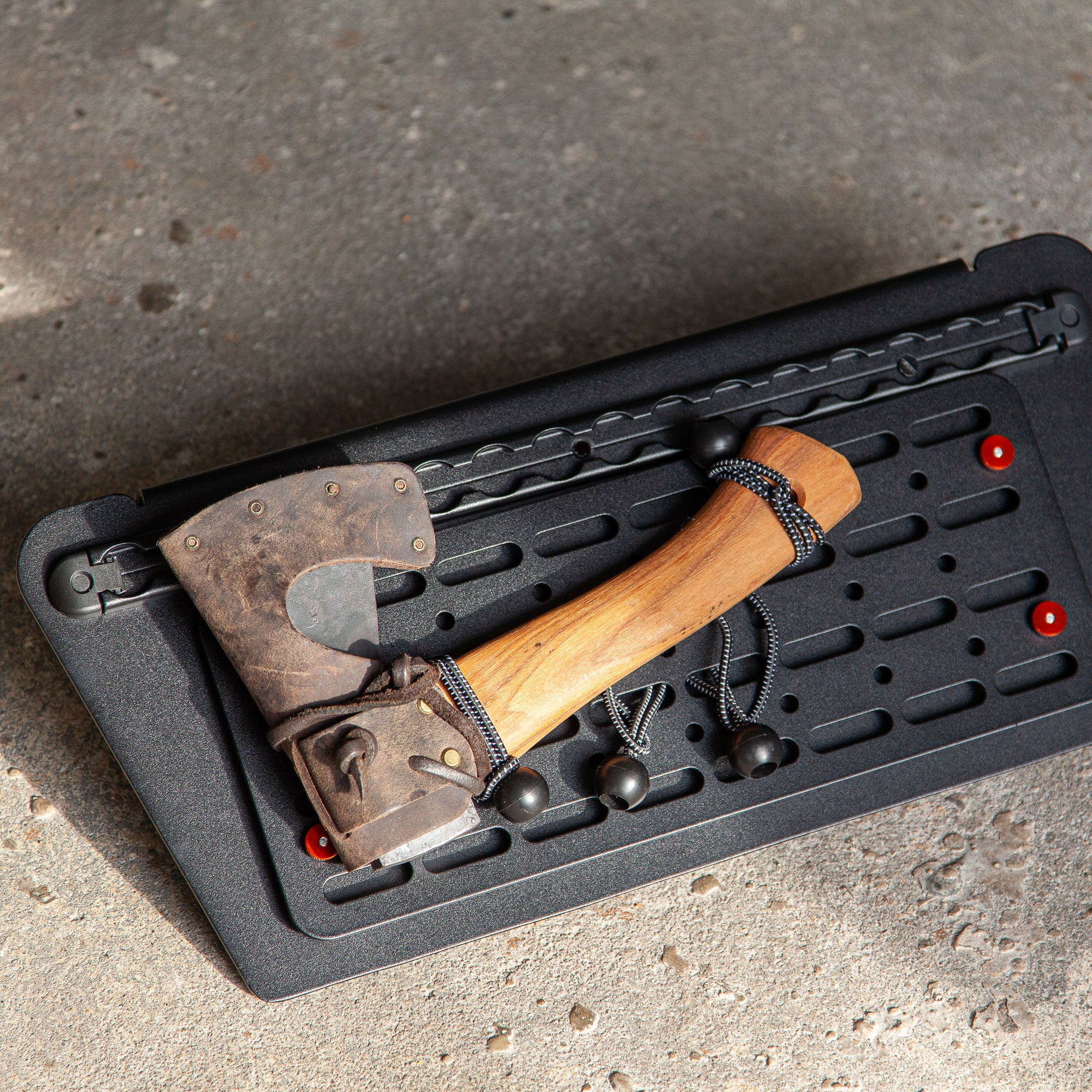 Kratzfeste Verkleidung der Sitzkonsole mit Molle-Panel und Airlineschiene # VW Bus T5, T6, T6.1