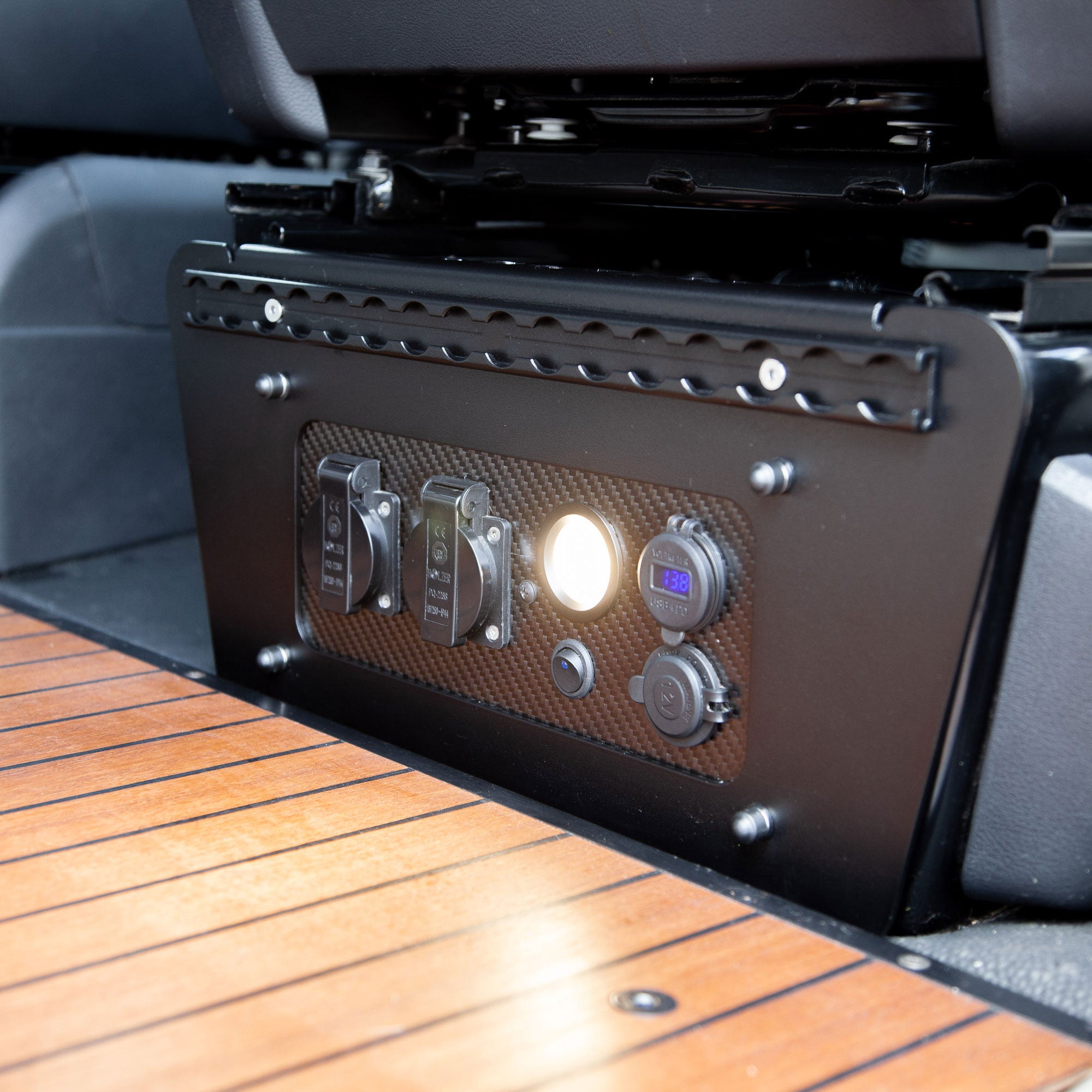 Sitzkonsolenverkleidung mit Elektro-Paket, Carbon-Panel & Airlineschiene # VW Bus T5, T6, T6.1