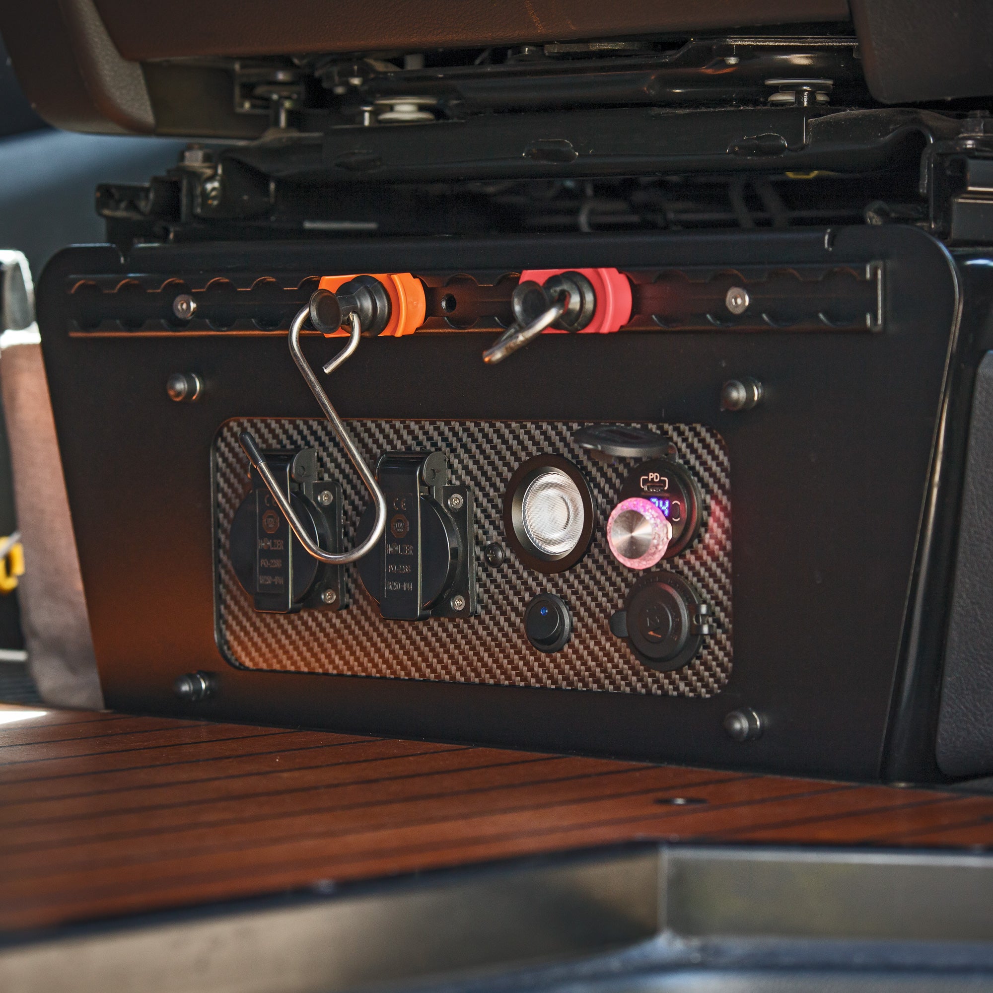 Sitzkonsolenverkleidung mit Elektro-Paket, Carbon-Panel & Airlineschiene # VW Bus T5, T6, T6.1