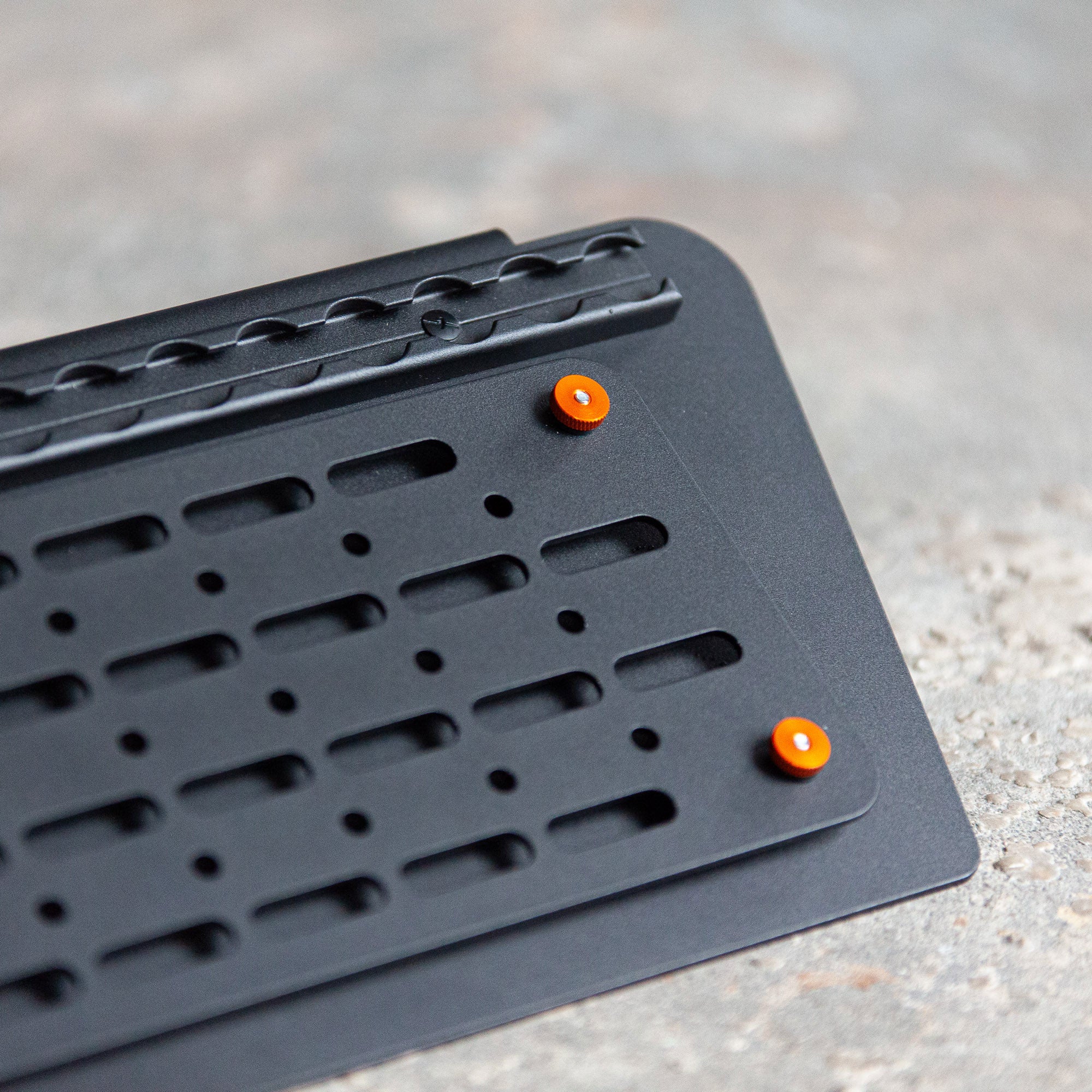 Kratzfeste Verkleidung der Sitzkonsole mit Molle-Panel und Airlineschiene # VW Bus T5, T6, T6.1