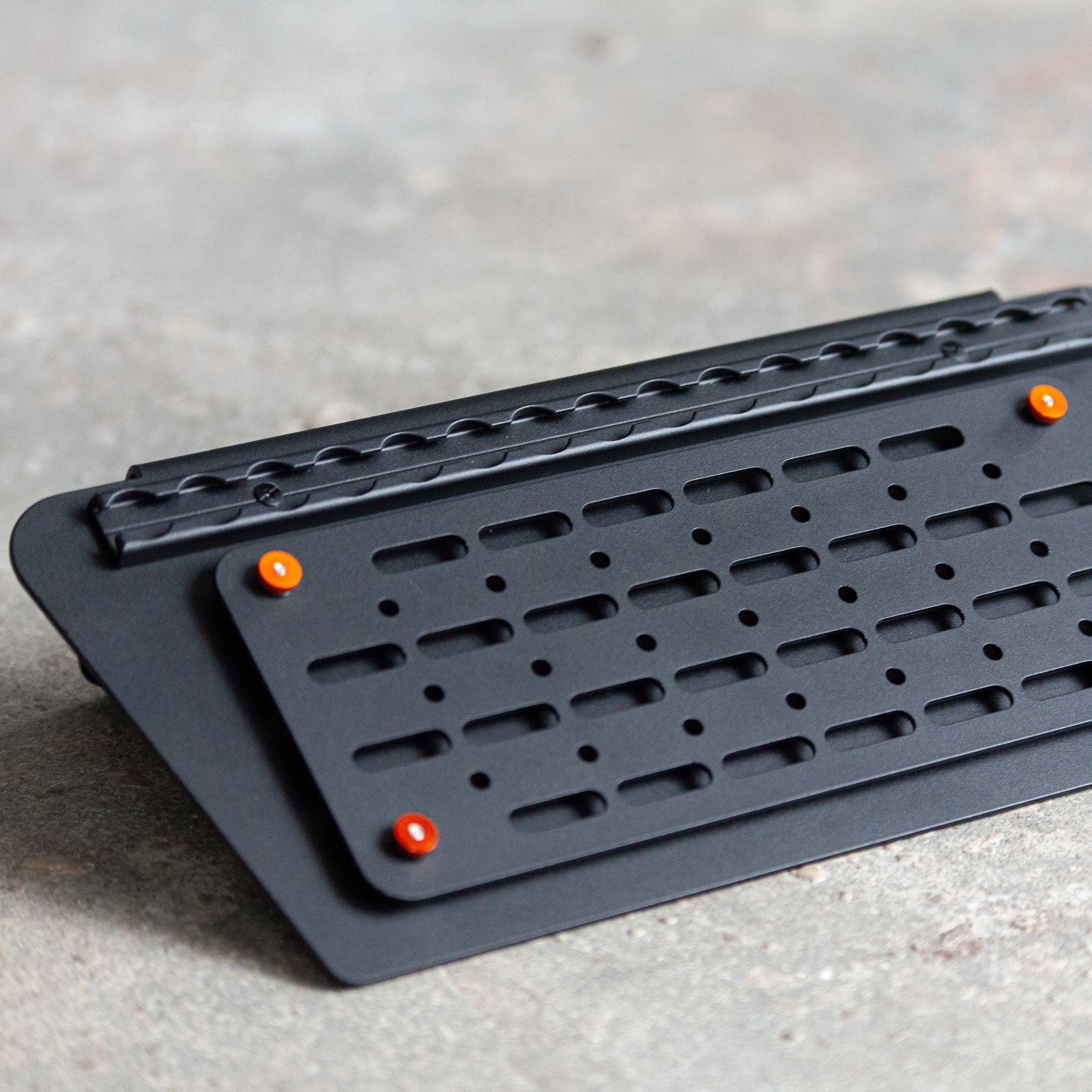 Kratzfeste Verkleidung der Sitzkonsole mit Molle-Panel und Airlineschiene # VW Bus T5, T6, T6.1