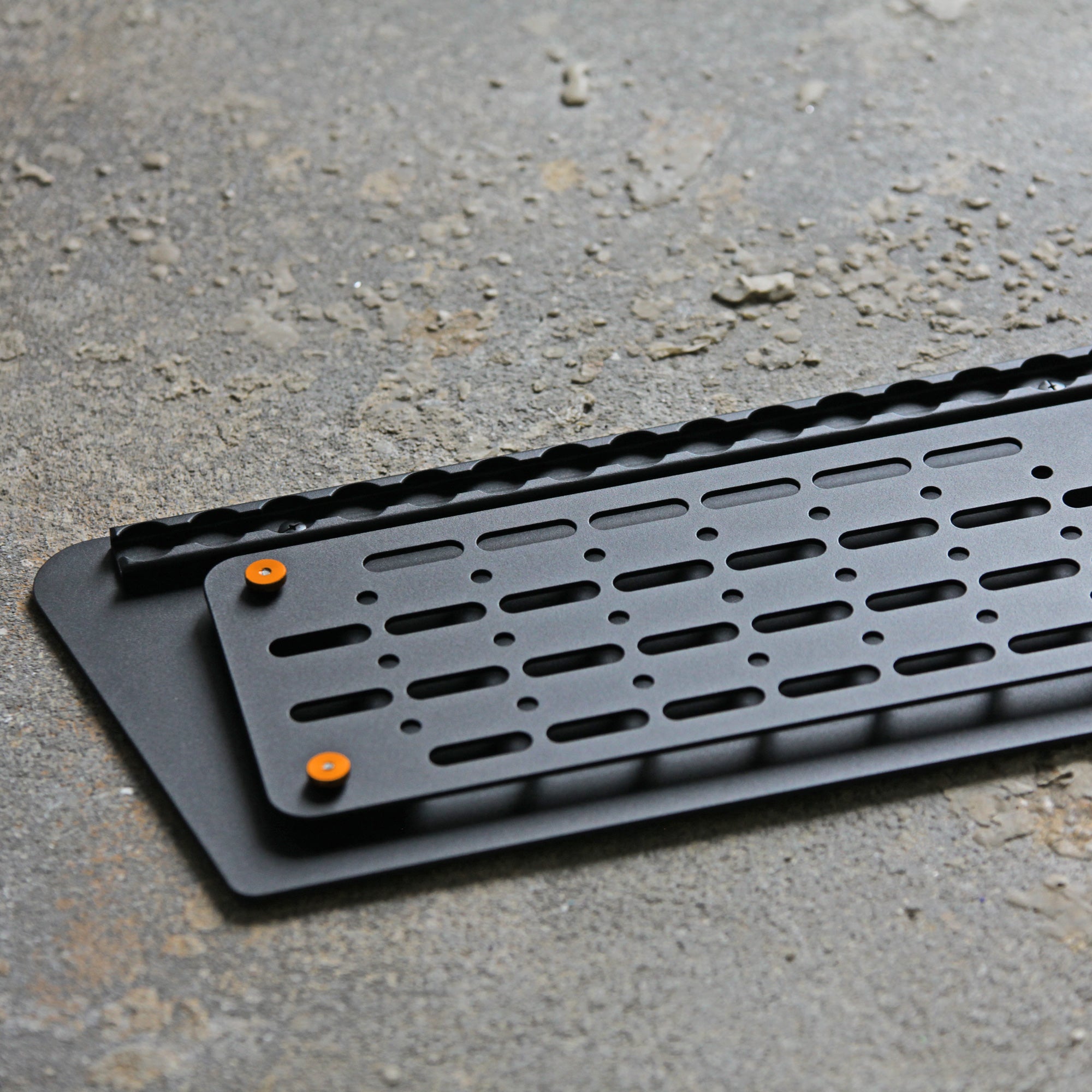 Kratzfeste Verkleidung der Sitzkonsole mit Molle-Panel und Airlineschiene # VW Bus T5, T6, T6.1