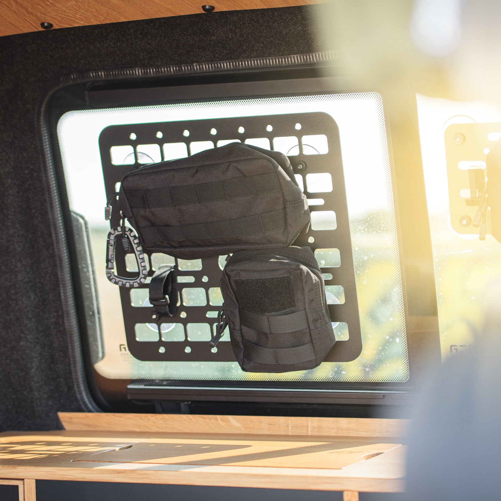 Stuff-Board M – das universelle, klapperfreie Molle-Stauraumsystem für alle Camper Vans