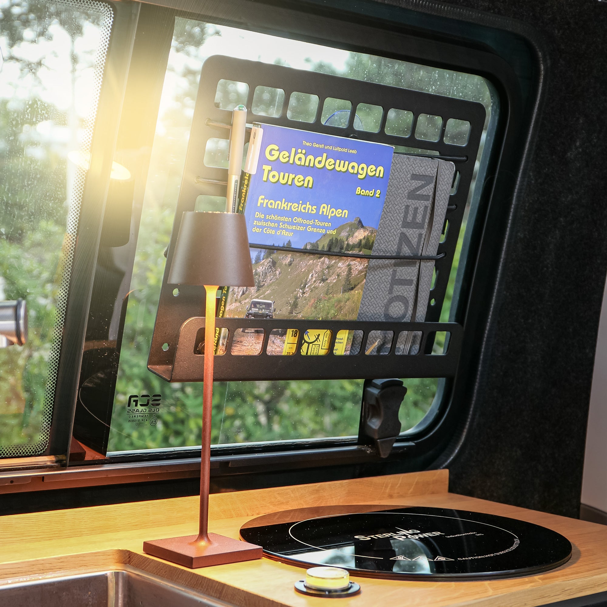 Stuff-Board M Buchregal – das universelle, klapperfreie Molle-Stauraumsystem für alle Camper Vans