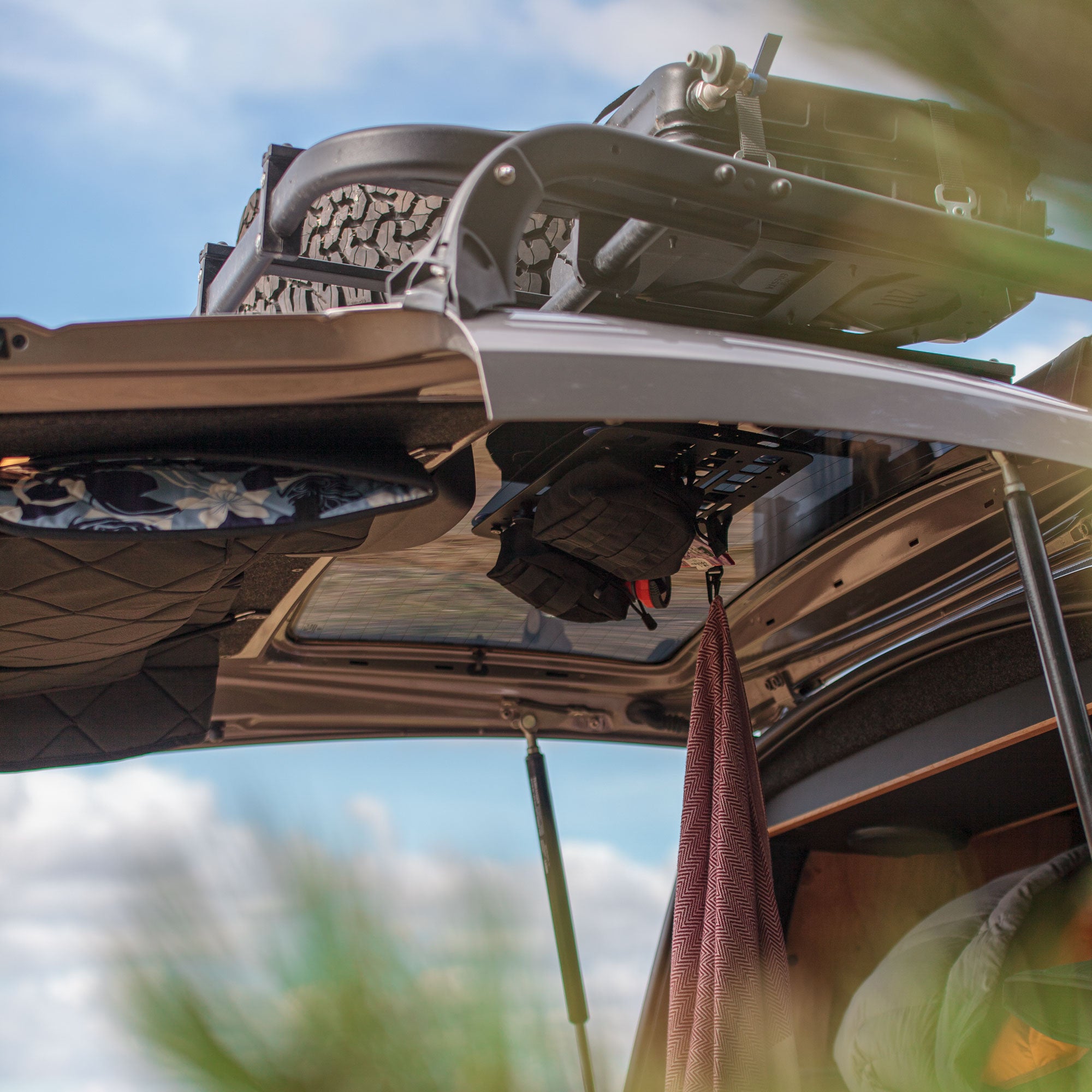 Stuff-Board L – das universelle, klapperfreie Molle-Stauraumsystem für VW Bus & Campervan