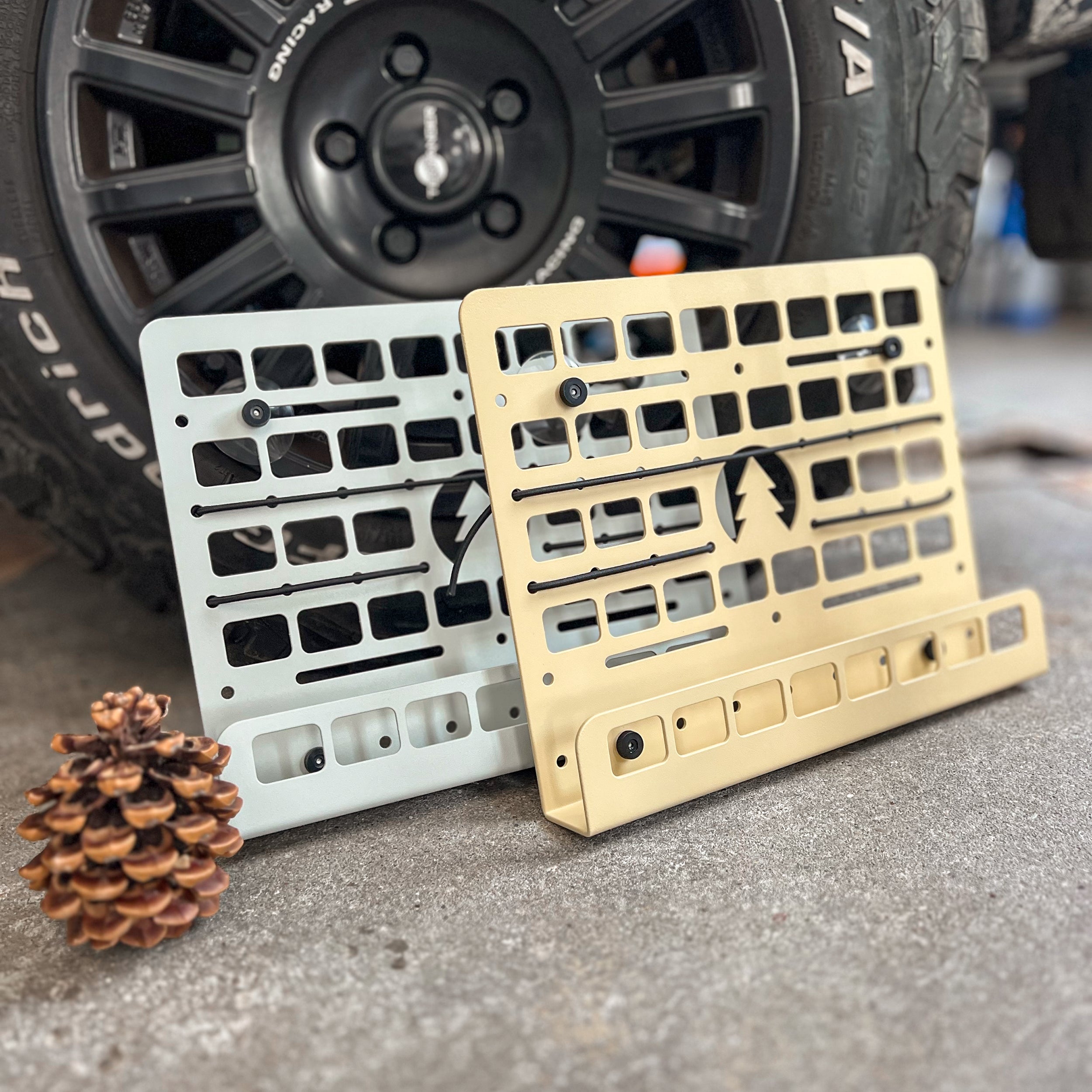 Stuff-Board M Buchregal – das universelle, klapperfreie Molle-Stauraumsystem für alle Camper Vans