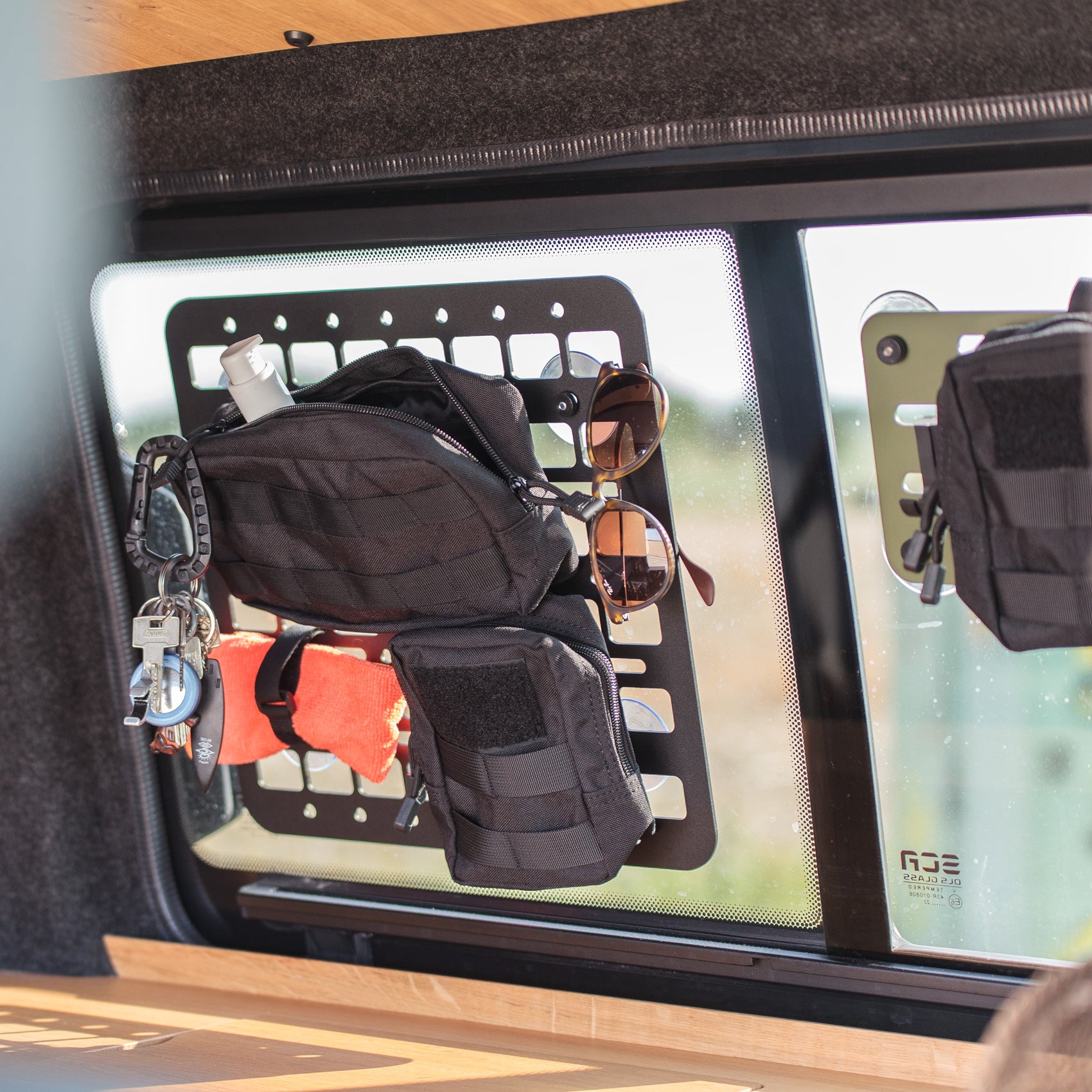 camper van zubehör Stuff-Board M – das universelle, klapperfreie Molle-Panel-Stauraumsystem  für alle Camper Vans