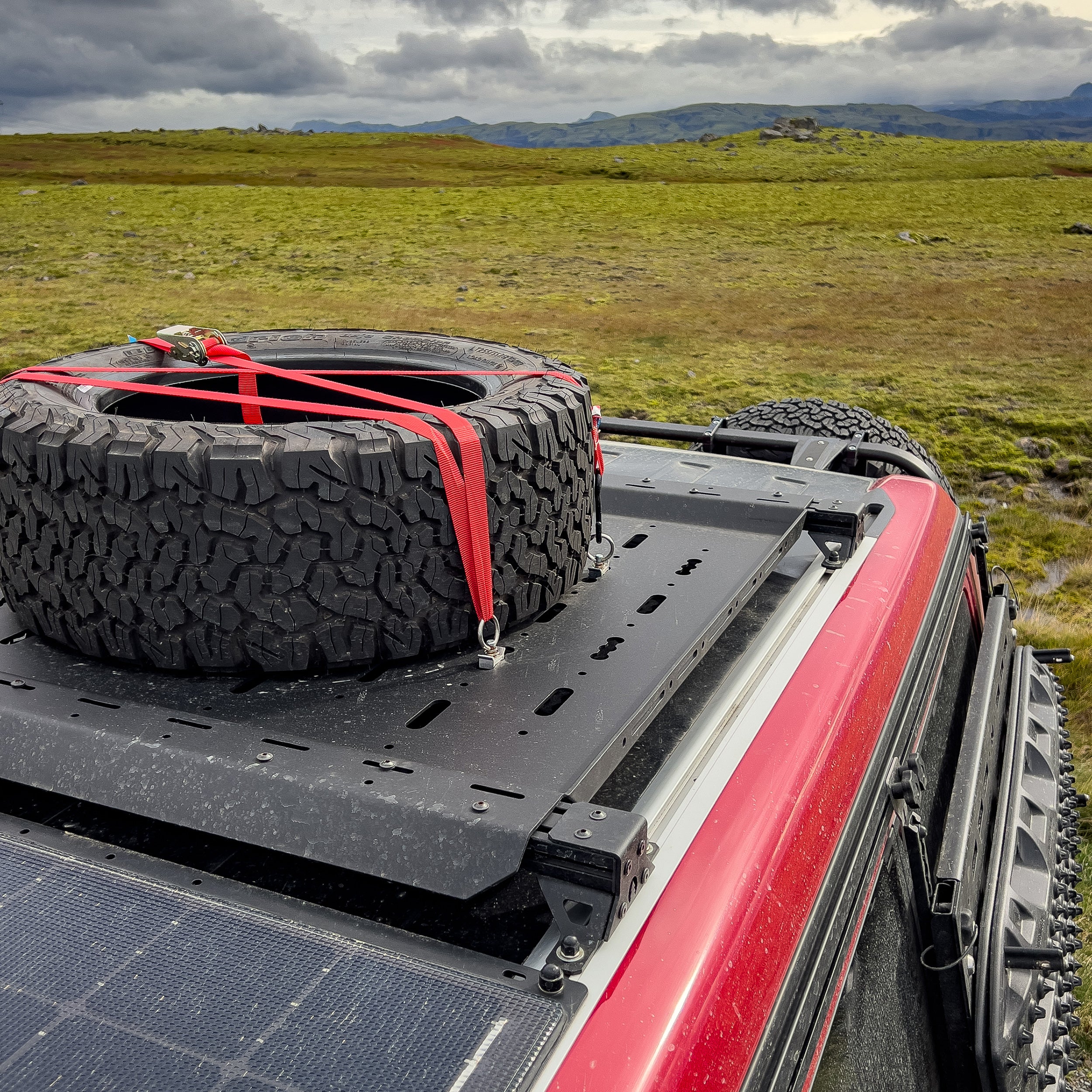 Multifunktionales Dachträgersystem für Aufstelldächer mit Querträgern und aerodynamischer Overland-Plattform
