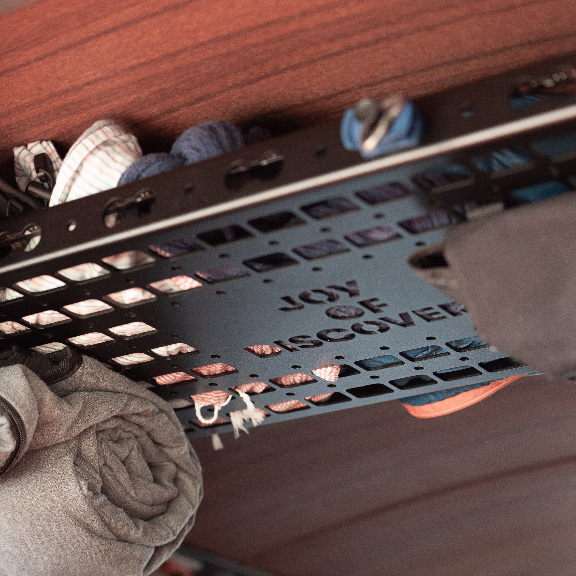 Mehr Stauraum. Mehr Ordnung – Multifunktionales Deckenregal für deinen VW Transporter T5/T6