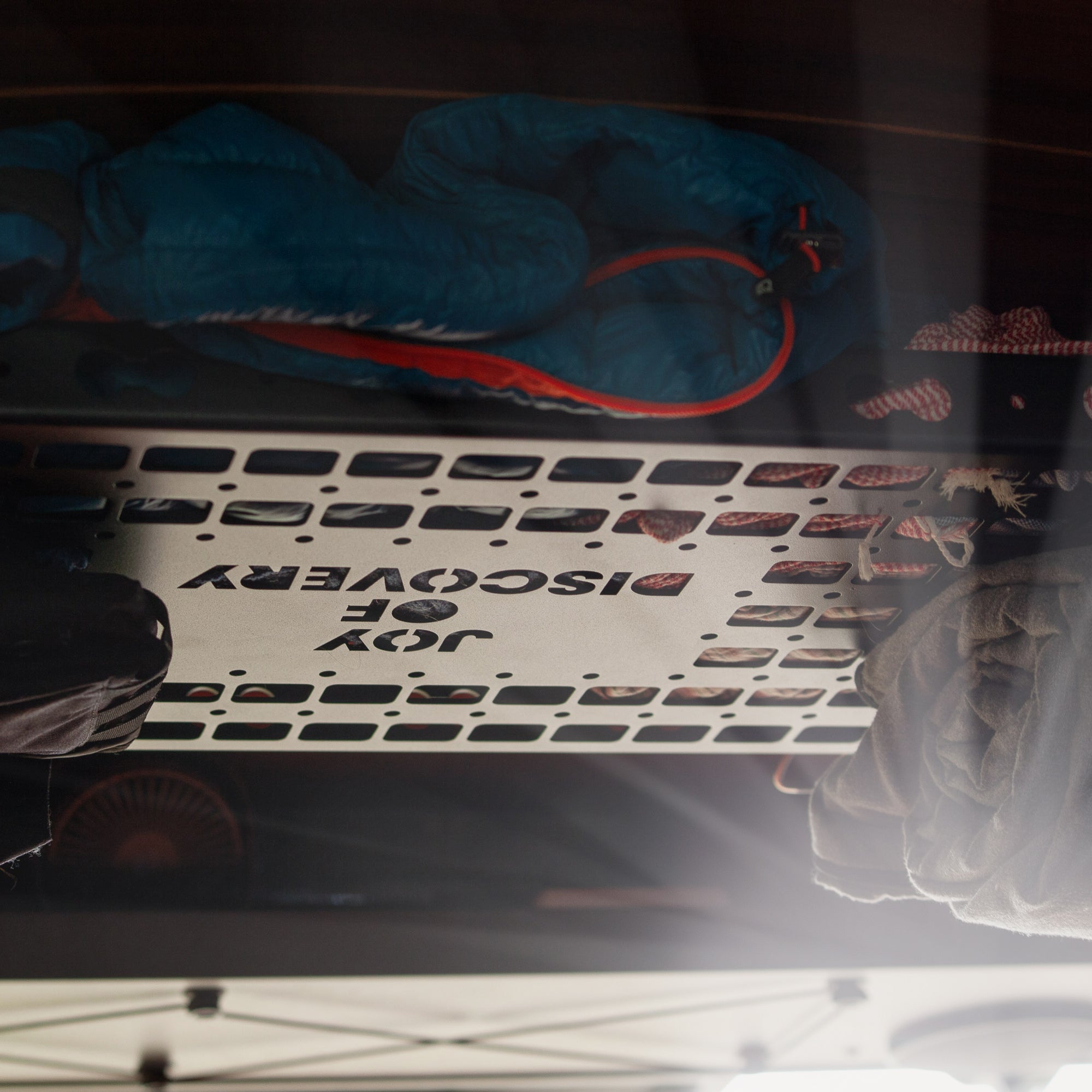 Mehr Stauraum. Mehr Ordnung. – 1. geländetaugliches Deckenregal für deinen VW Transporter T5/T6