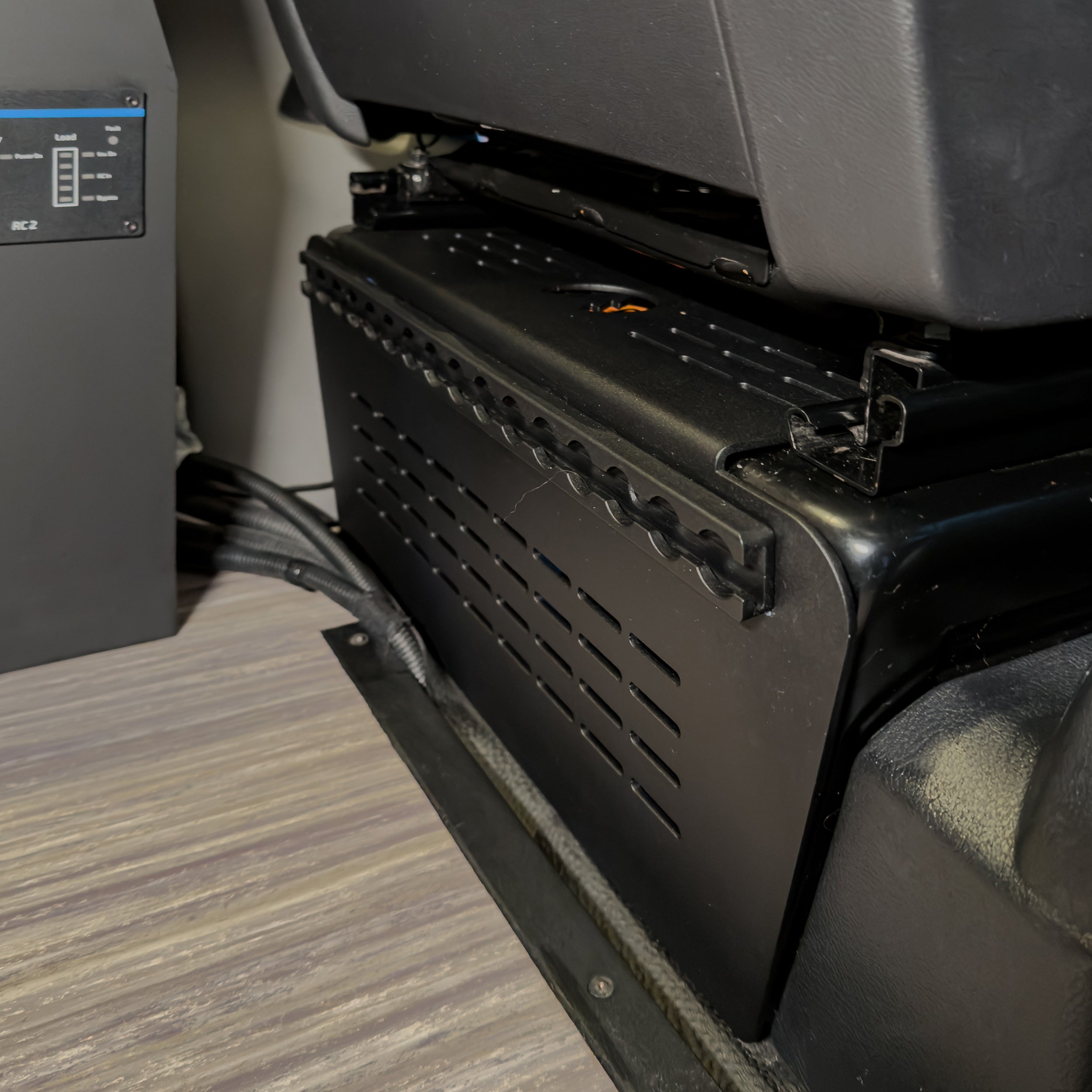 Sitzkonsolenverkleidung zur Belüftung der Aufbaubatterie — VW Bus T5, T6, T6.1