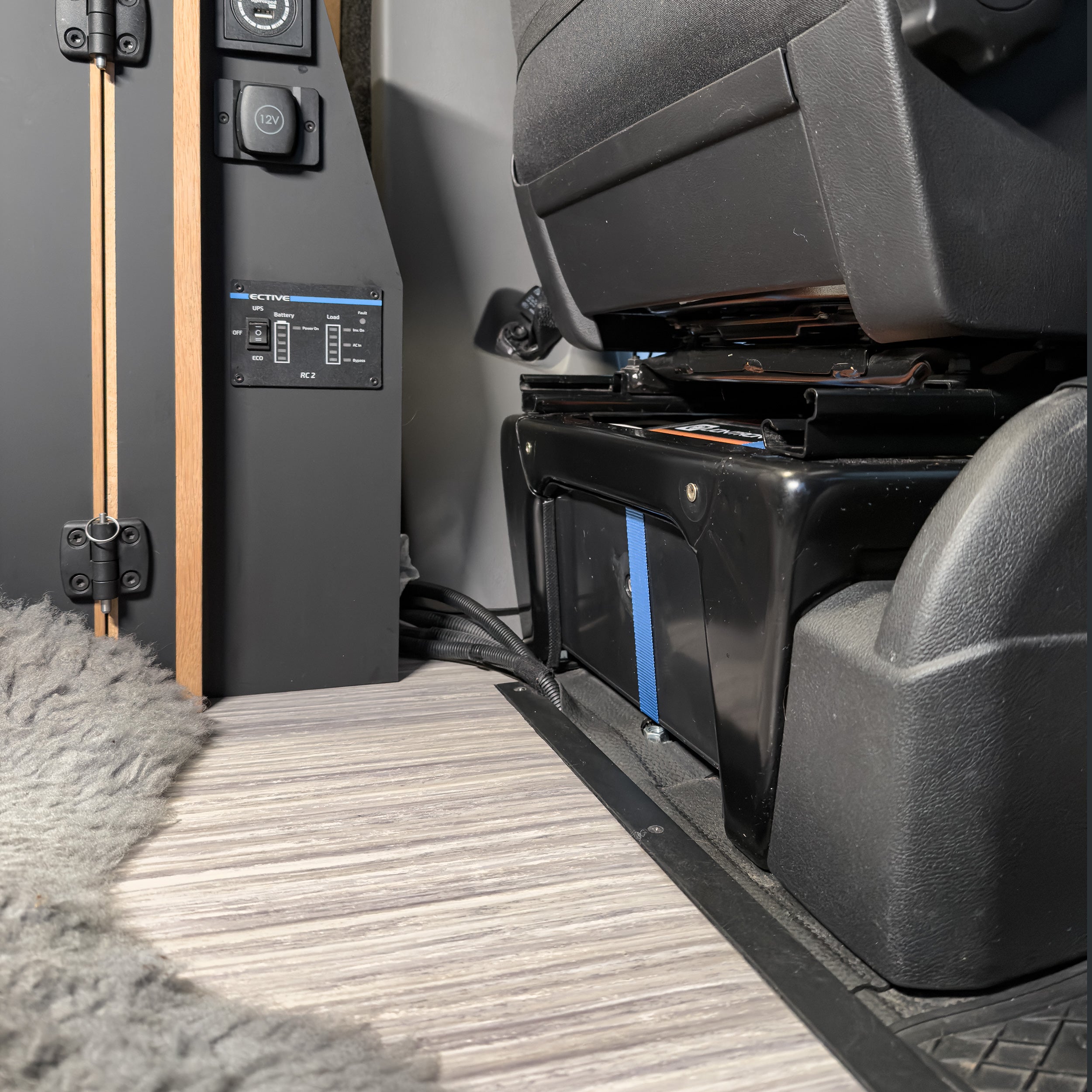 Sitzkonsolenverkleidung zur Belüftung der Aufbaubatterie — VW Bus T5, T6, T6.1