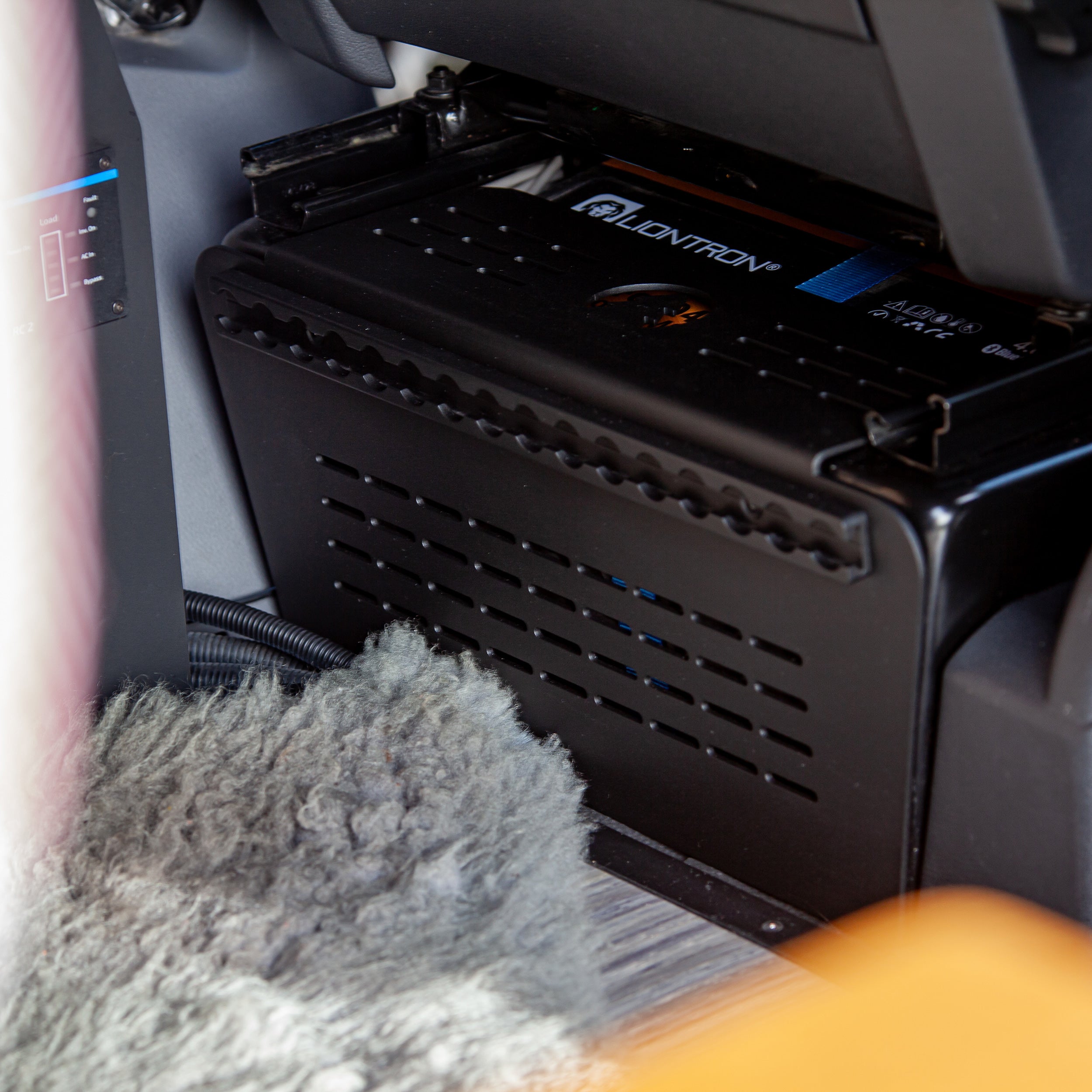 Sitzkonsolenverkleidung zur Belüftung der Aufbaubatterie — VW Bus T5, T6, T6.1