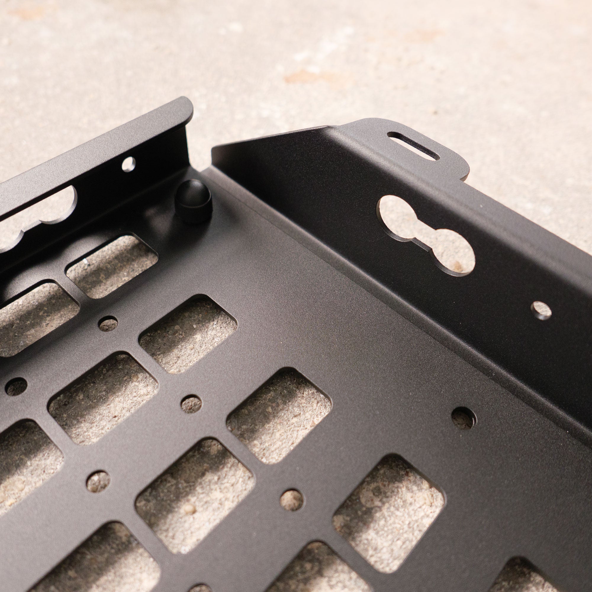 Mehr Stauraum. Mehr Ordnung. – 1. geländetaugliches Deckenregal für deinen VW Transporter T5/T6