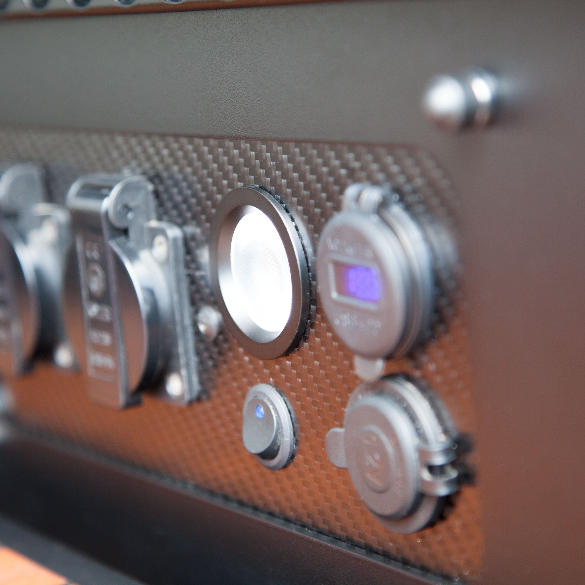 Sitzkonsolenverkleidung mit Elektro-Paket, Carbon-Panel & Airlineschiene # VW Bus T5, T6, T6.1