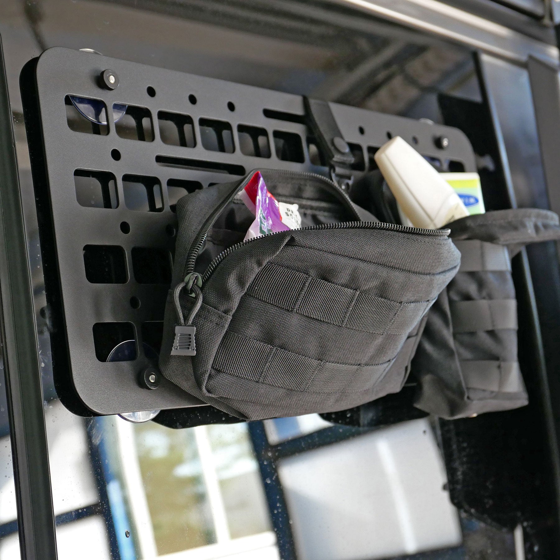 Stuff-Board L – das universelle, klapperfreie Molle-Stauraumsystem für VW Bus & Campervan