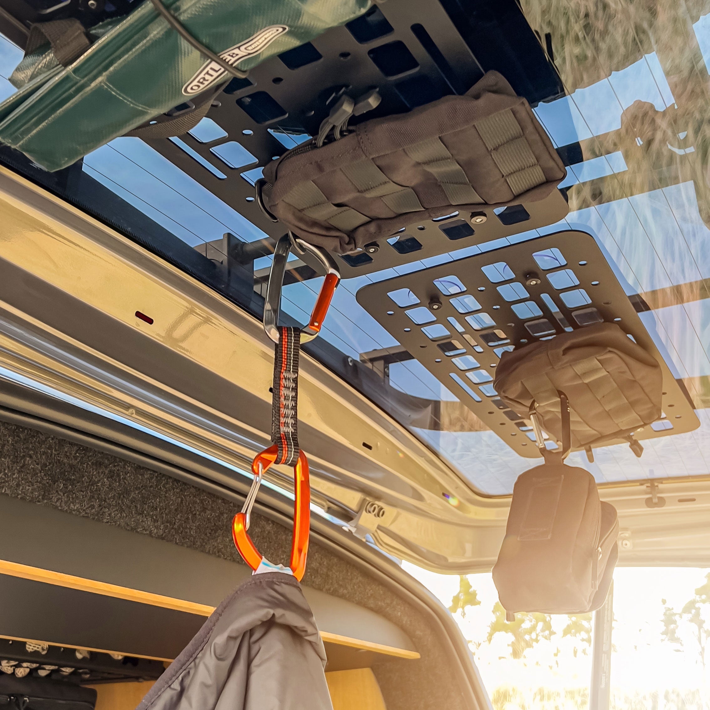 Stuff-Board L – das universelle, klapperfreie Molle-Stauraumsystem für VW Bus & Campervan