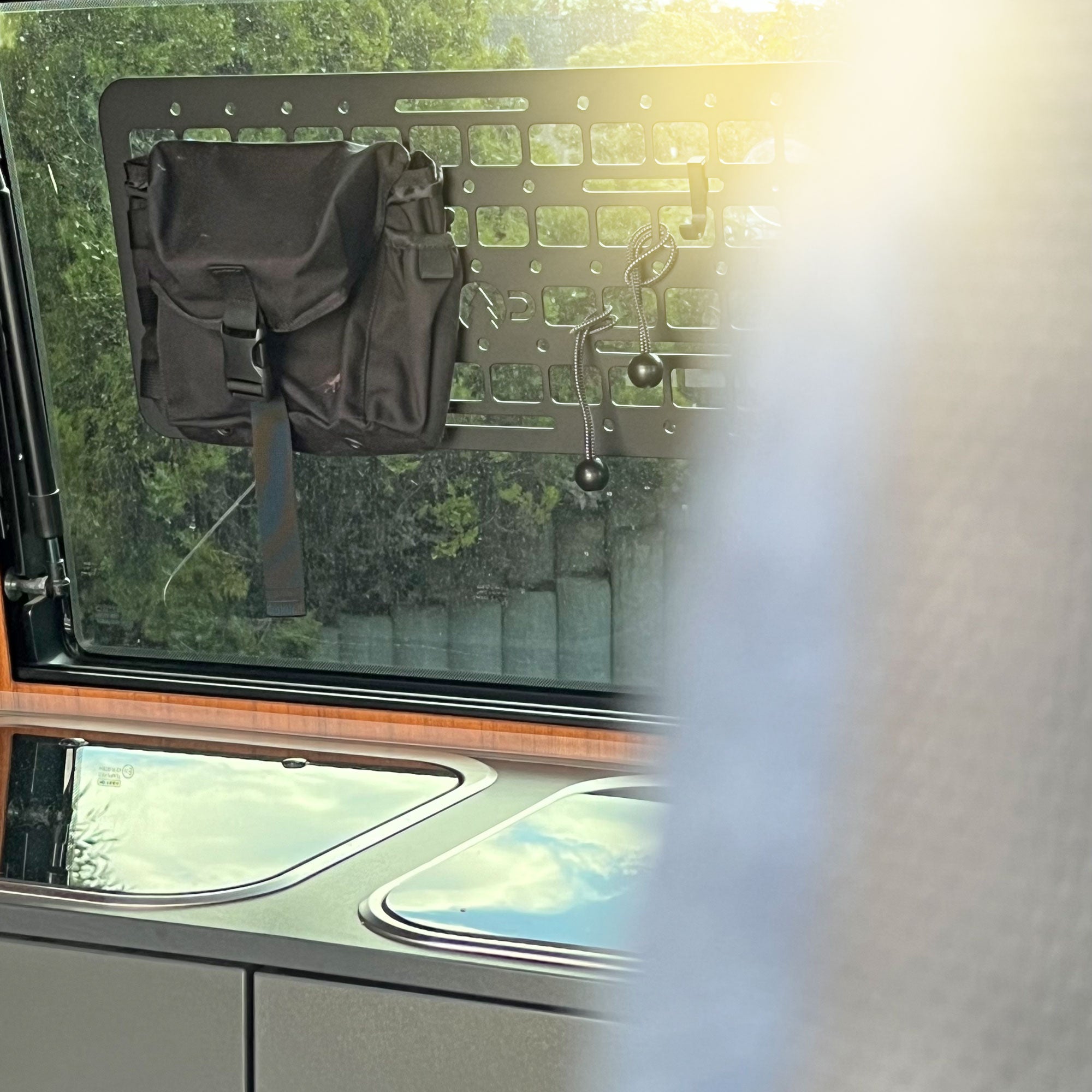 Stuff-Board L – das universelle, klapperfreie Molle-Stauraumsystem für VW Bus & Campervan