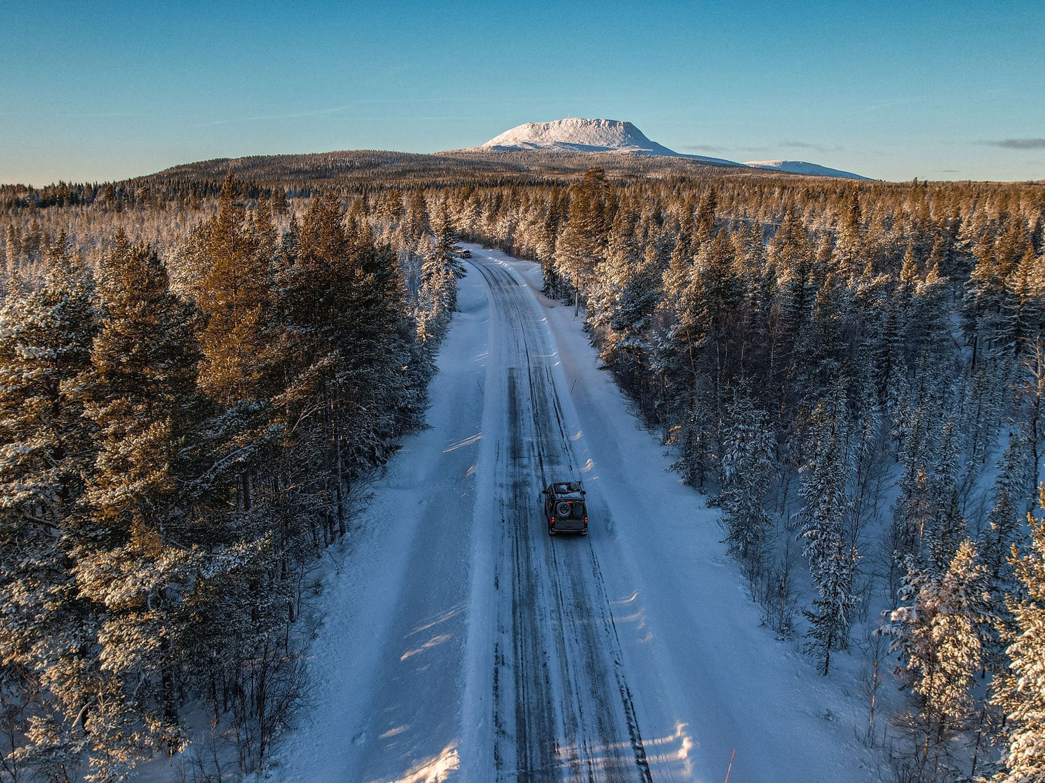 // Bespikebare Winterräder am VW Campervan in Lappland