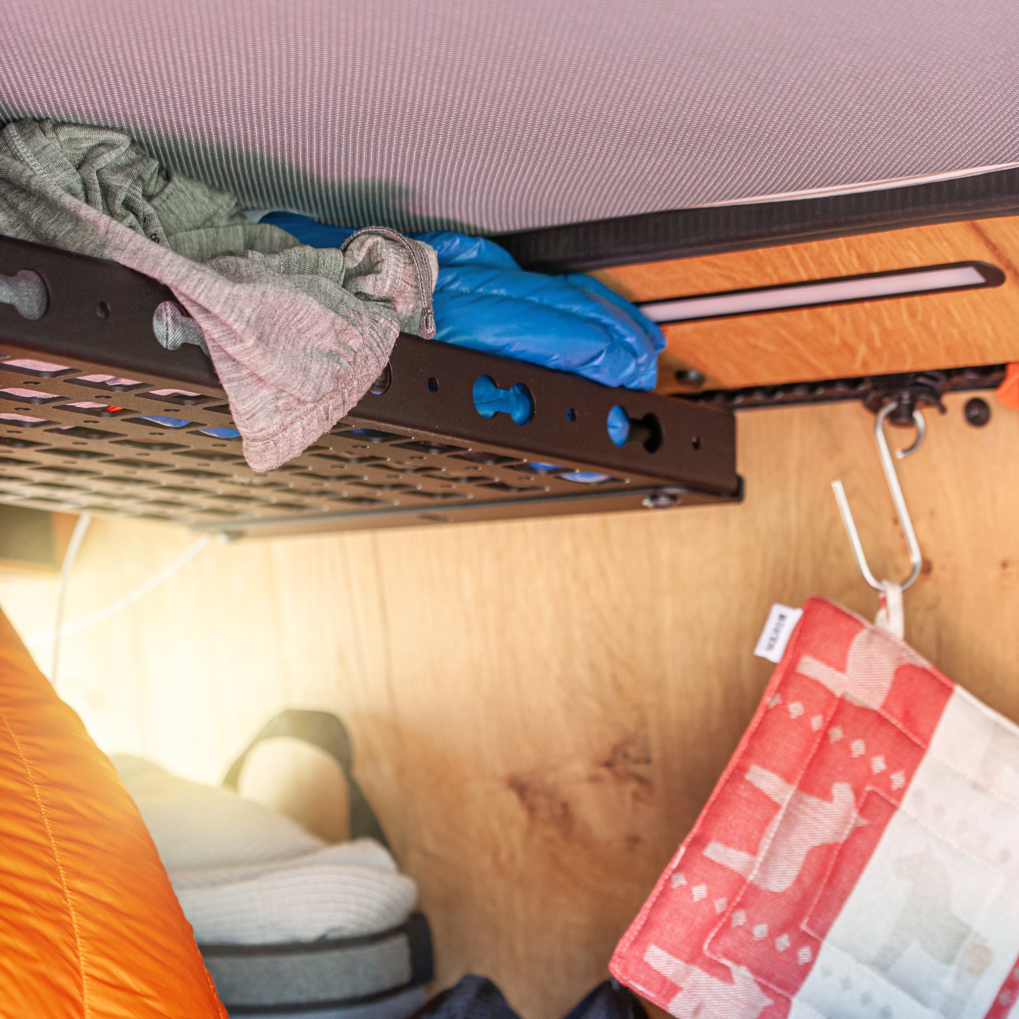 Mehr Stauraum. Mehr Ordnung. – Das 1. geländetaugliche Deckenregal für deinen VW Transporter T5/T6