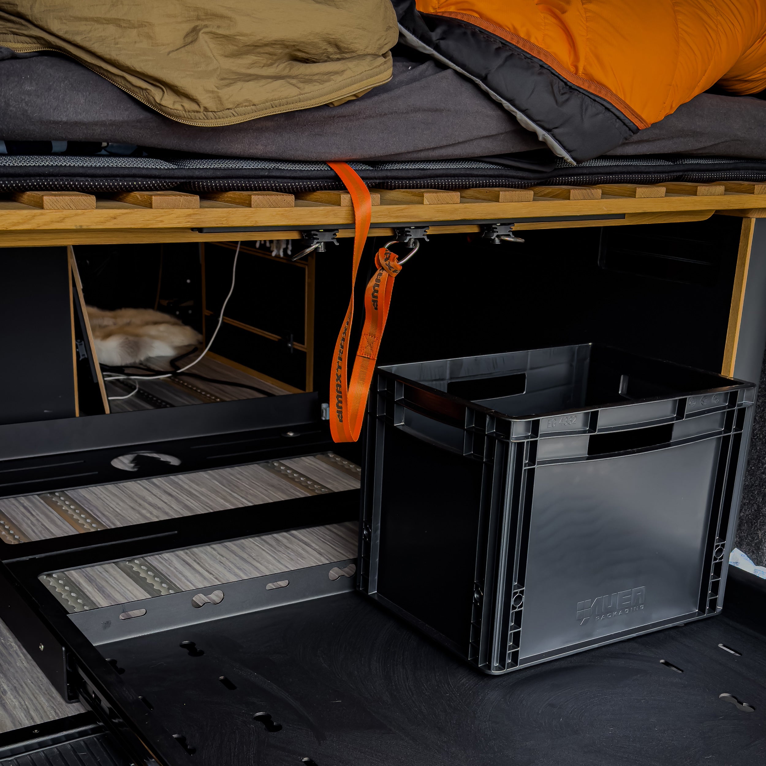 Heckauszug für Campervans mit Systemböden — Bodenplatte mit Schnierle-Schienen oder Airlineschienen