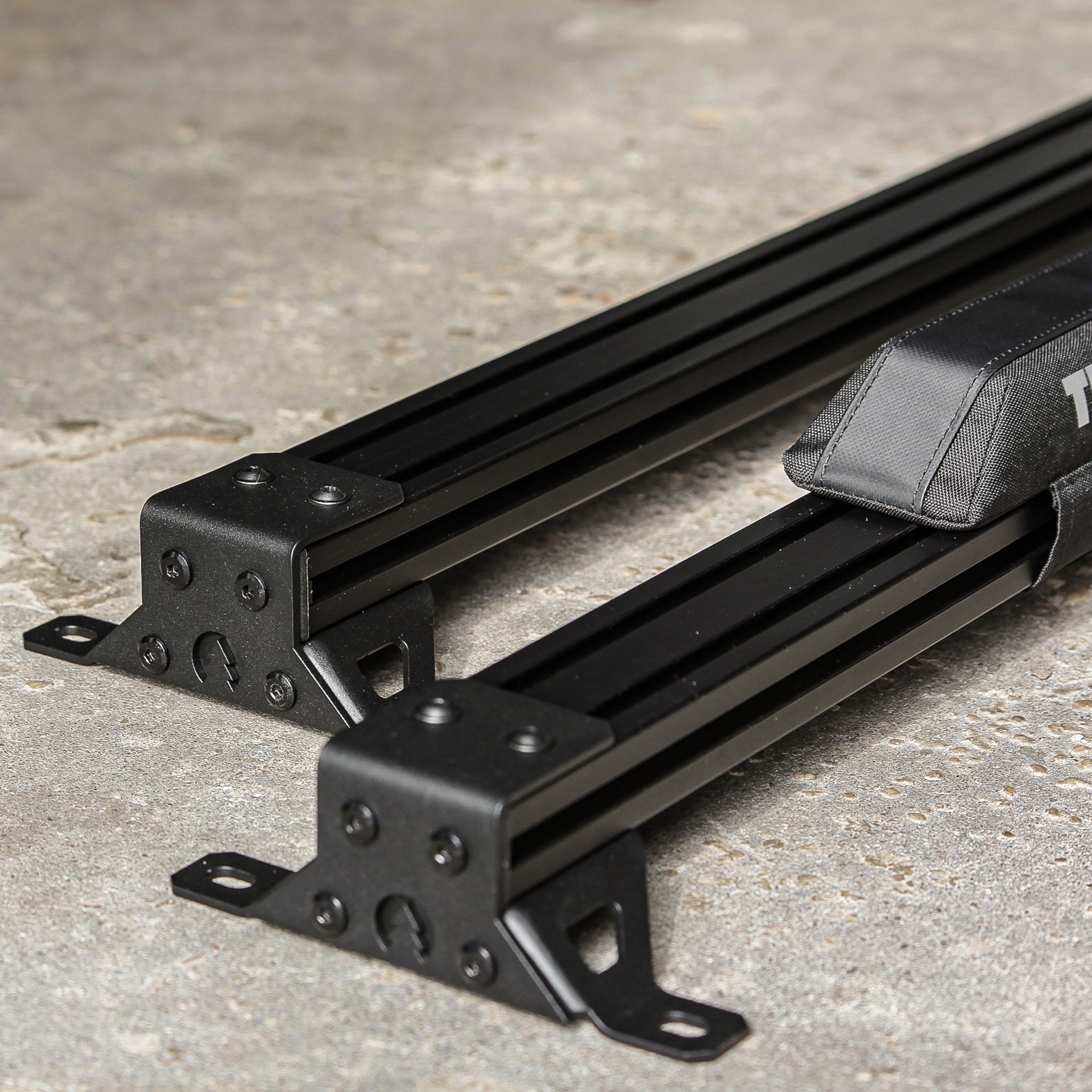 Multifunktionales Dachträgersystem für Aufstelldächer mit Querträgern und aerodynamischer Overland-Plattform