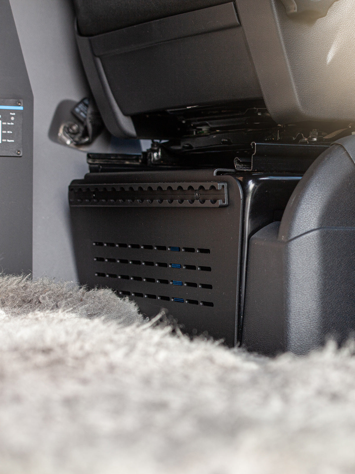 Sitzkonsolenverkleidung für mehr Belüftung der Elektrik beim VW T5/T6 aus Aluminium – Joy of Discovery