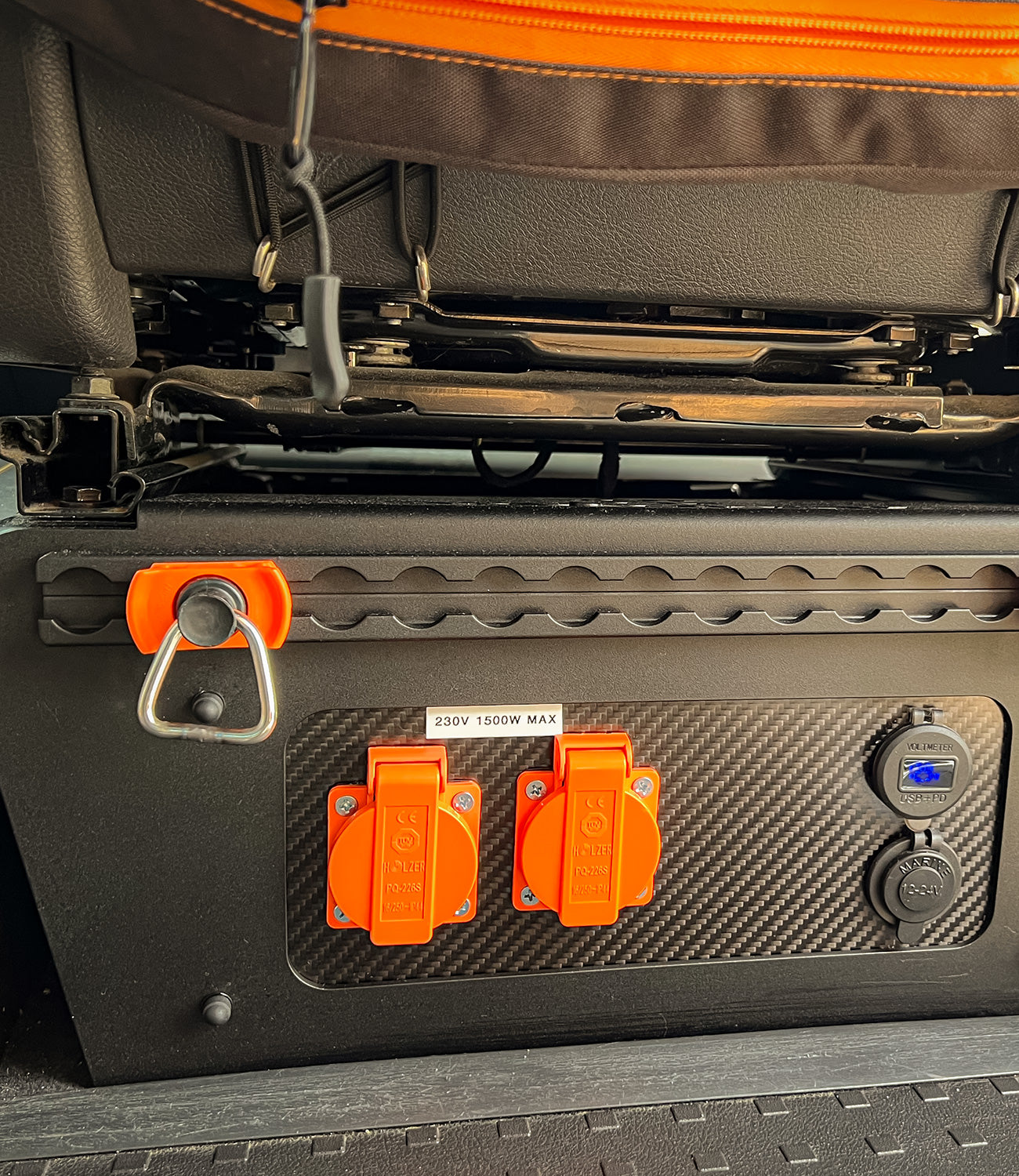 Sitzkonsolenverkleidung mit Elektrik Panel beim VW T5/T6 aus Aluminium und Carbon – Joy of Discovery