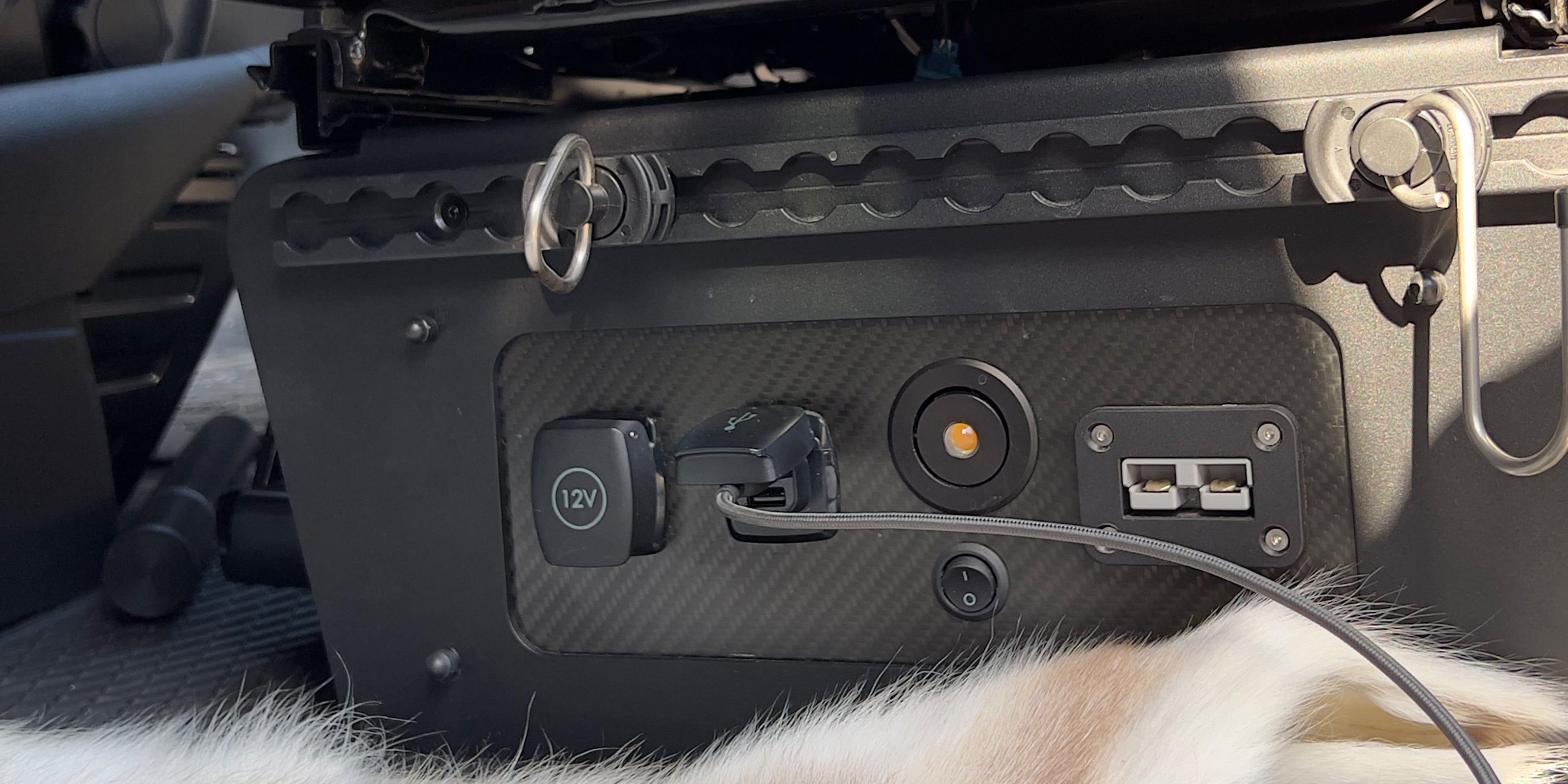 Sitzkonsolenverkleidung mit Elektrik Panel beim VW T5/T6 aus Aluminium und Carbon – Joy of Discovery