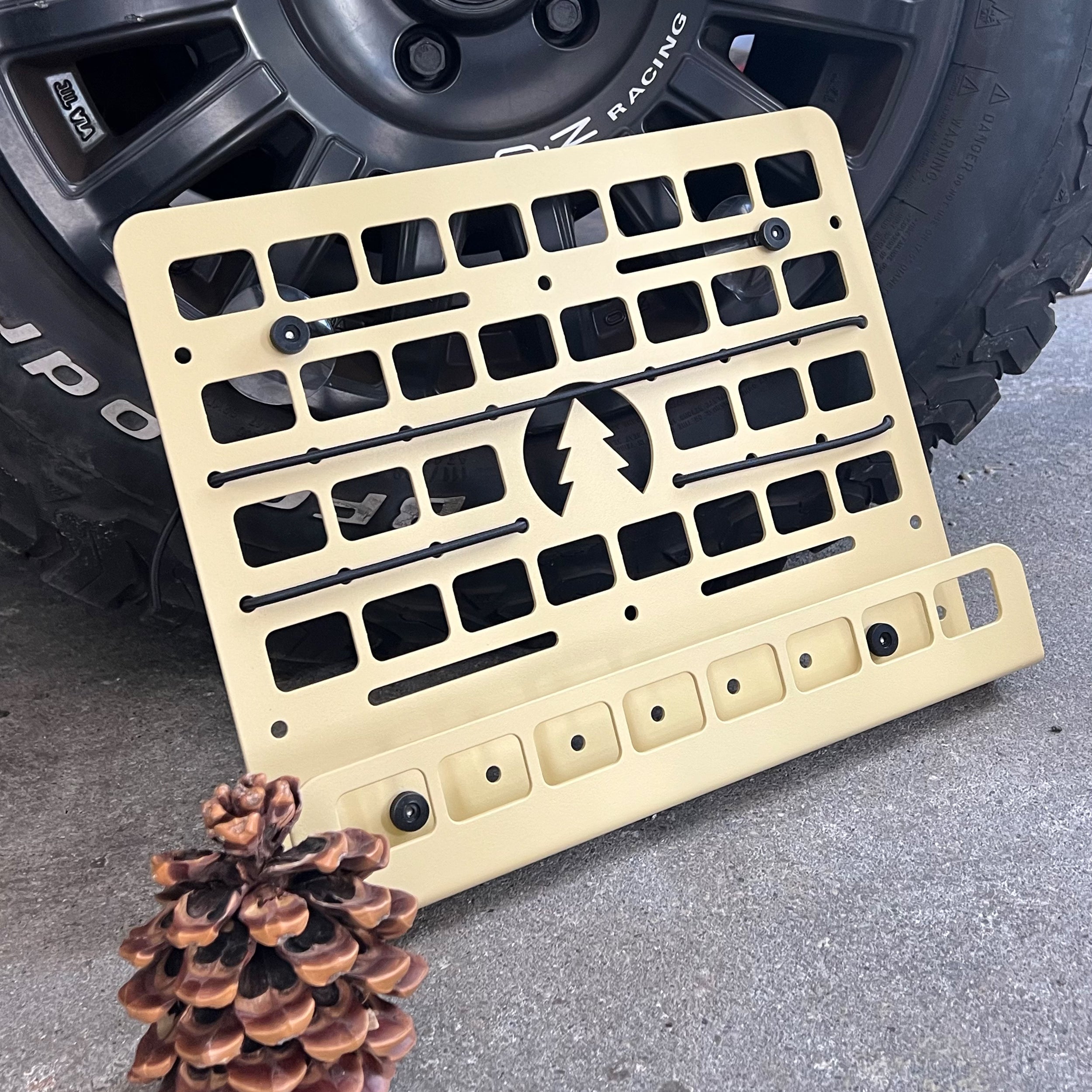 Stuff-Board M Buchregal – das universelle, klapperfreie Molle-Stauraumsystem für alle Camper Vans