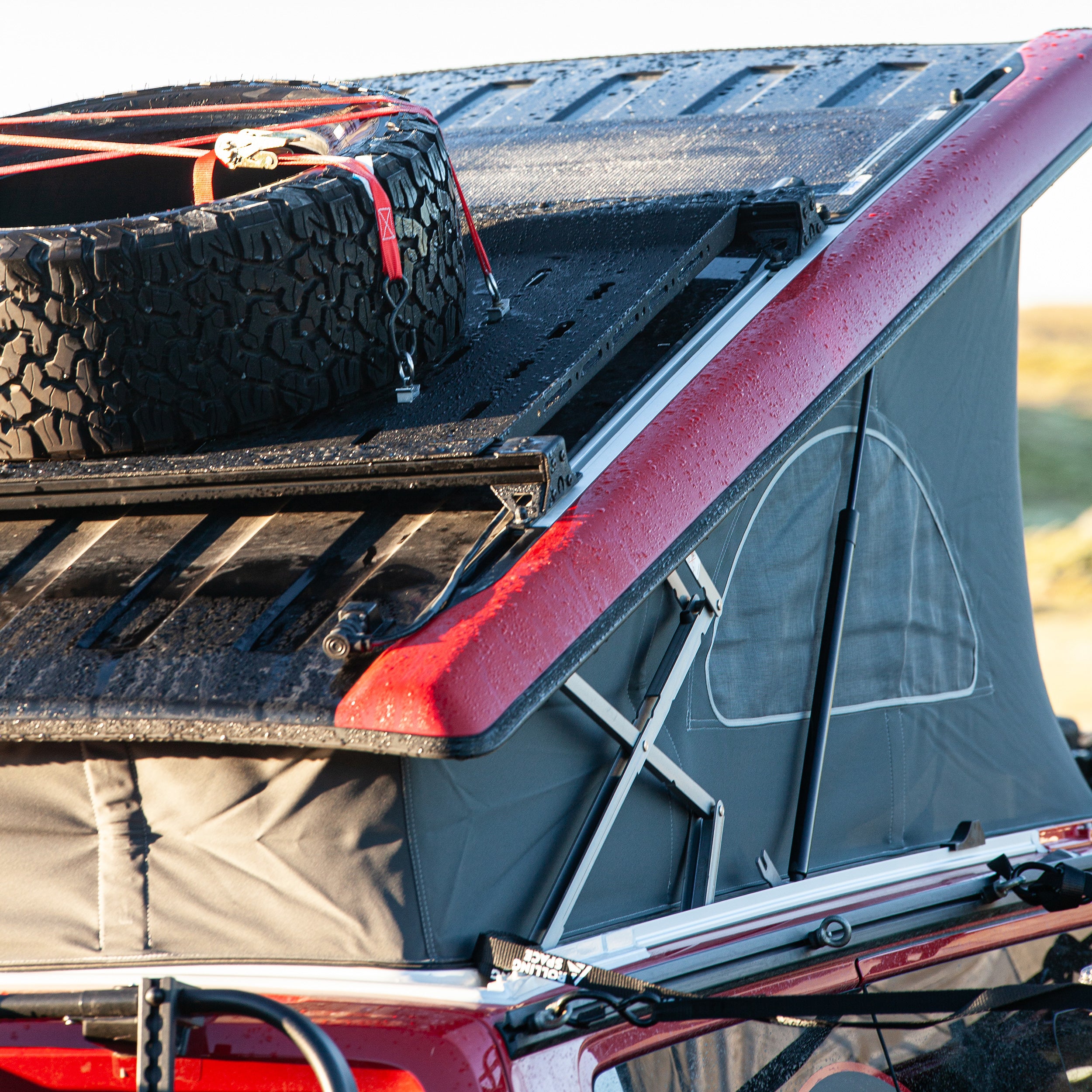 Multifunktionales Dachträgersystem für Aufstelldächer mit Querträgern und aerodynamischer Overland-Plattform