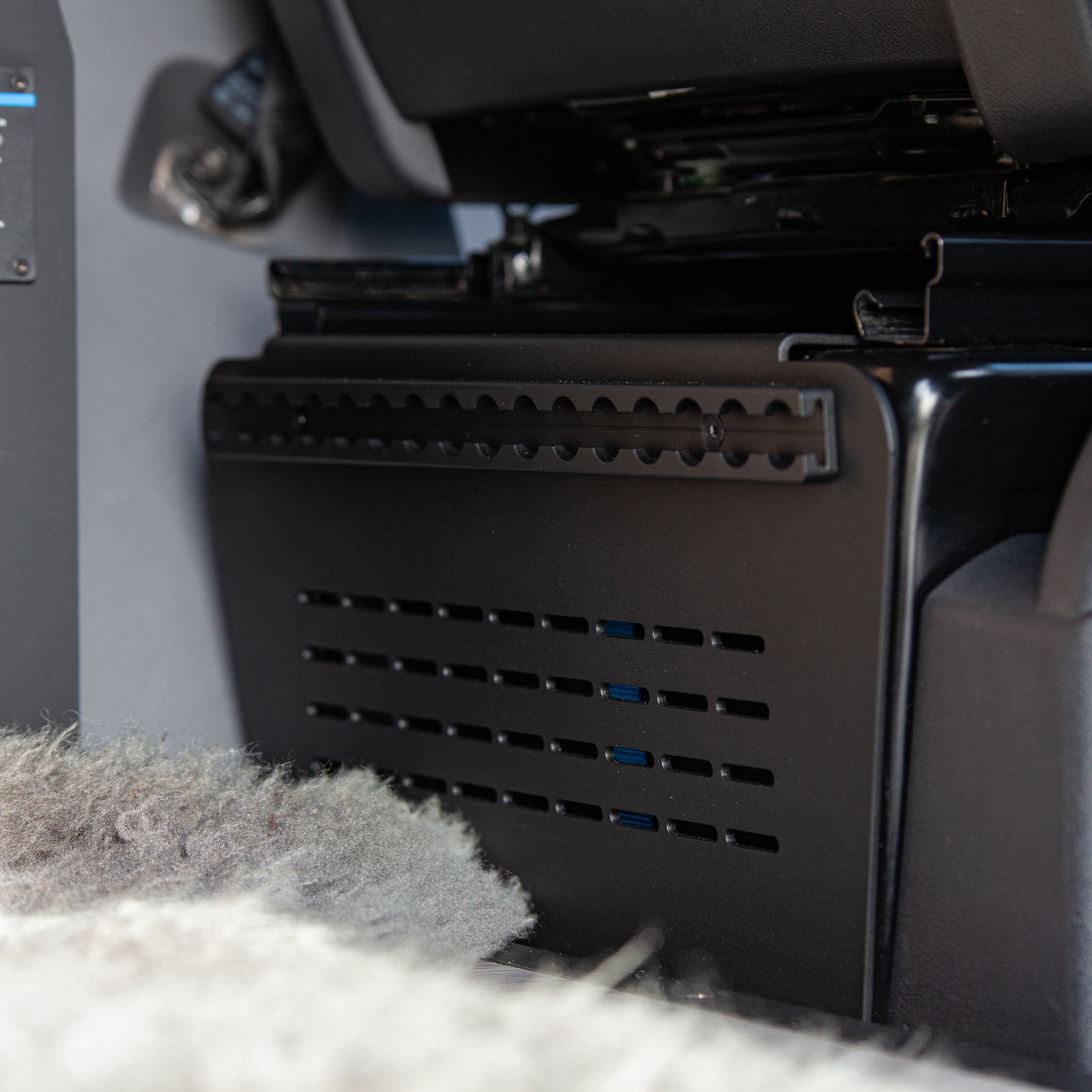 Sitzkonsolenverkleidung für mehr Belüftung mit Befestigung # VW Bus T5, T6, T6.1