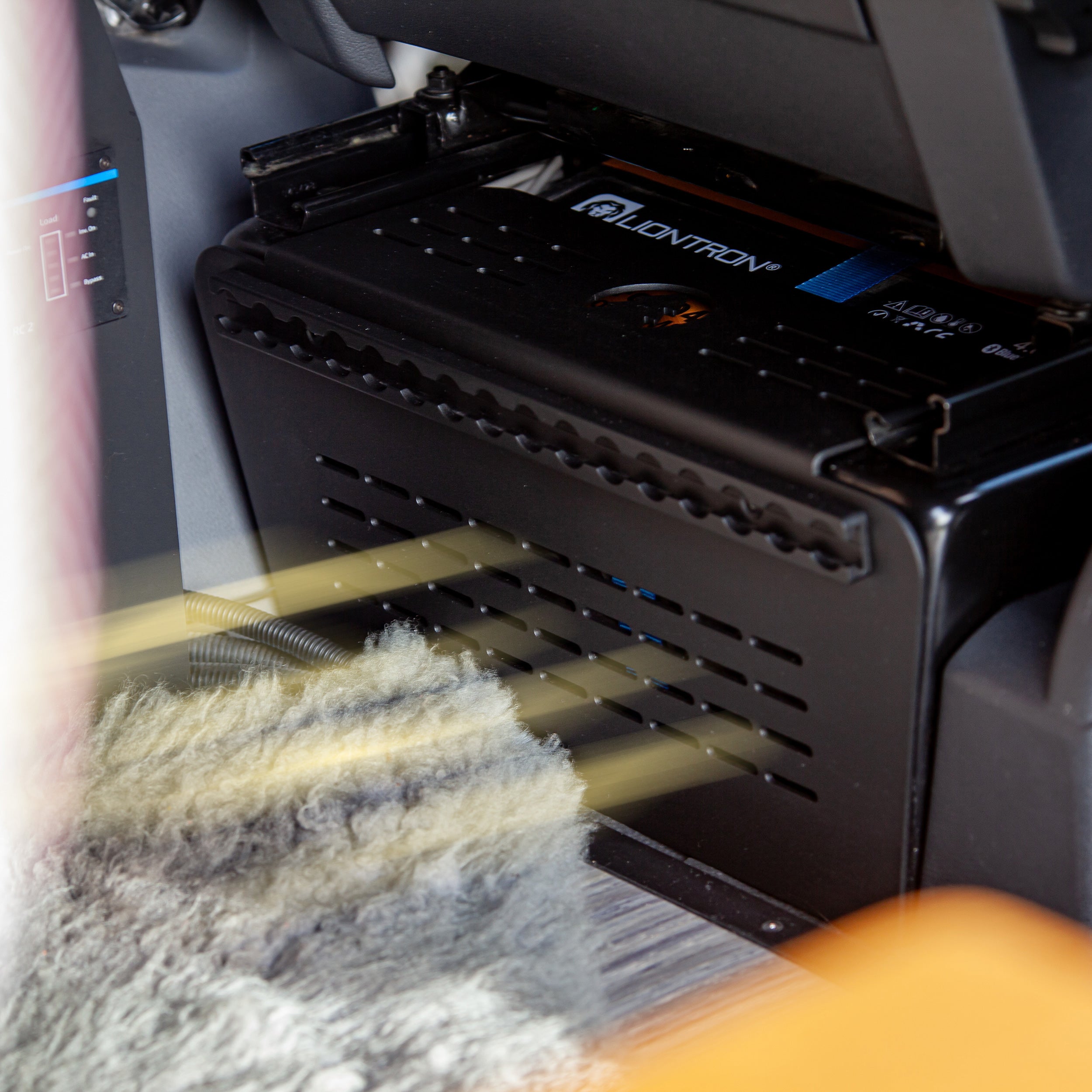 Sitzkonsolenverkleidung zur Belüftung der Aufbaubatterie — VW Bus T5, T6, T6.1